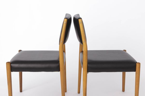 Paire de chaises vintage allemandes, années 1960-1970, en bois de hêtre, simili cuir noir.