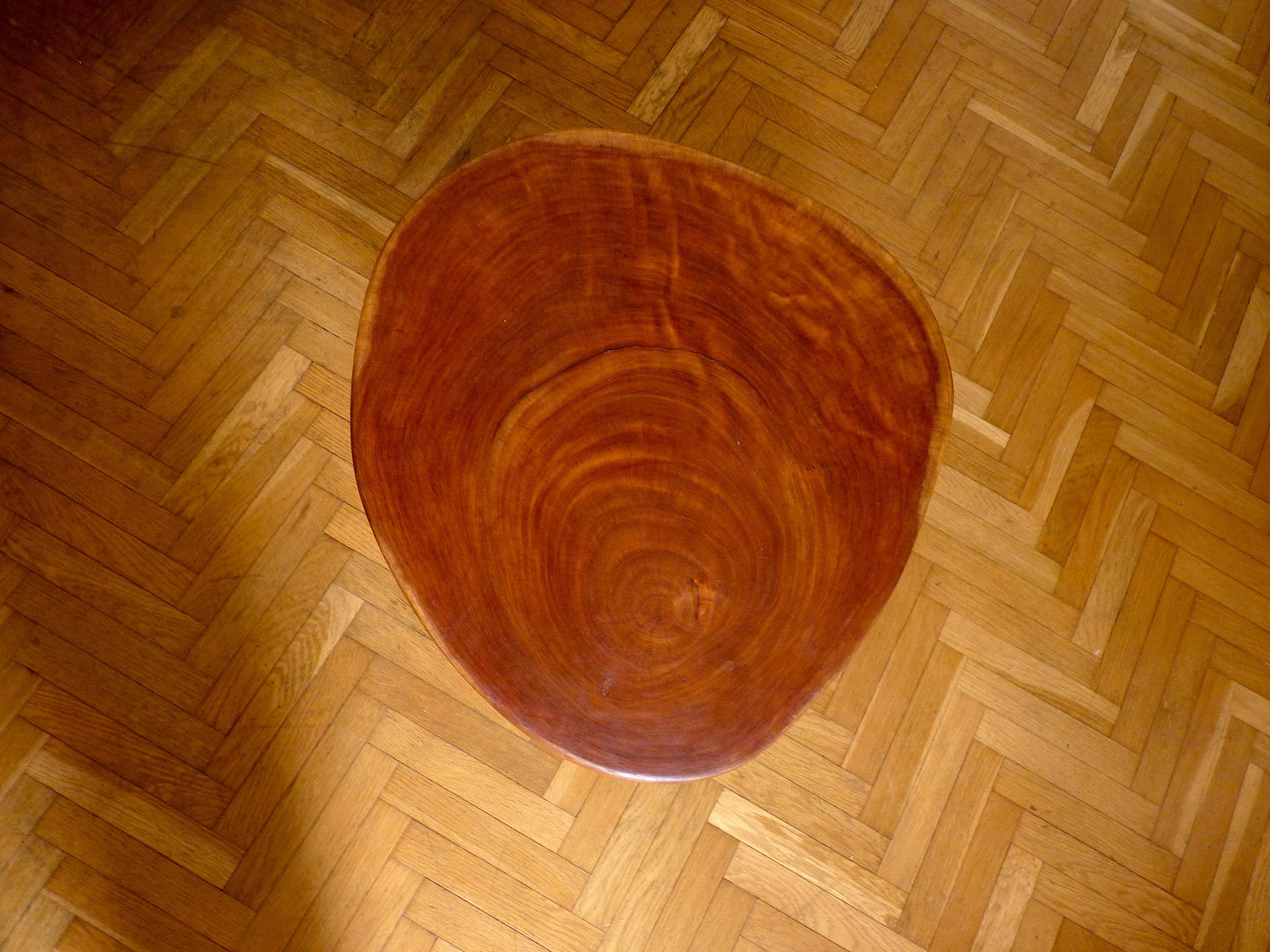 Table basse en bois de neem cuivré aspect coquillage