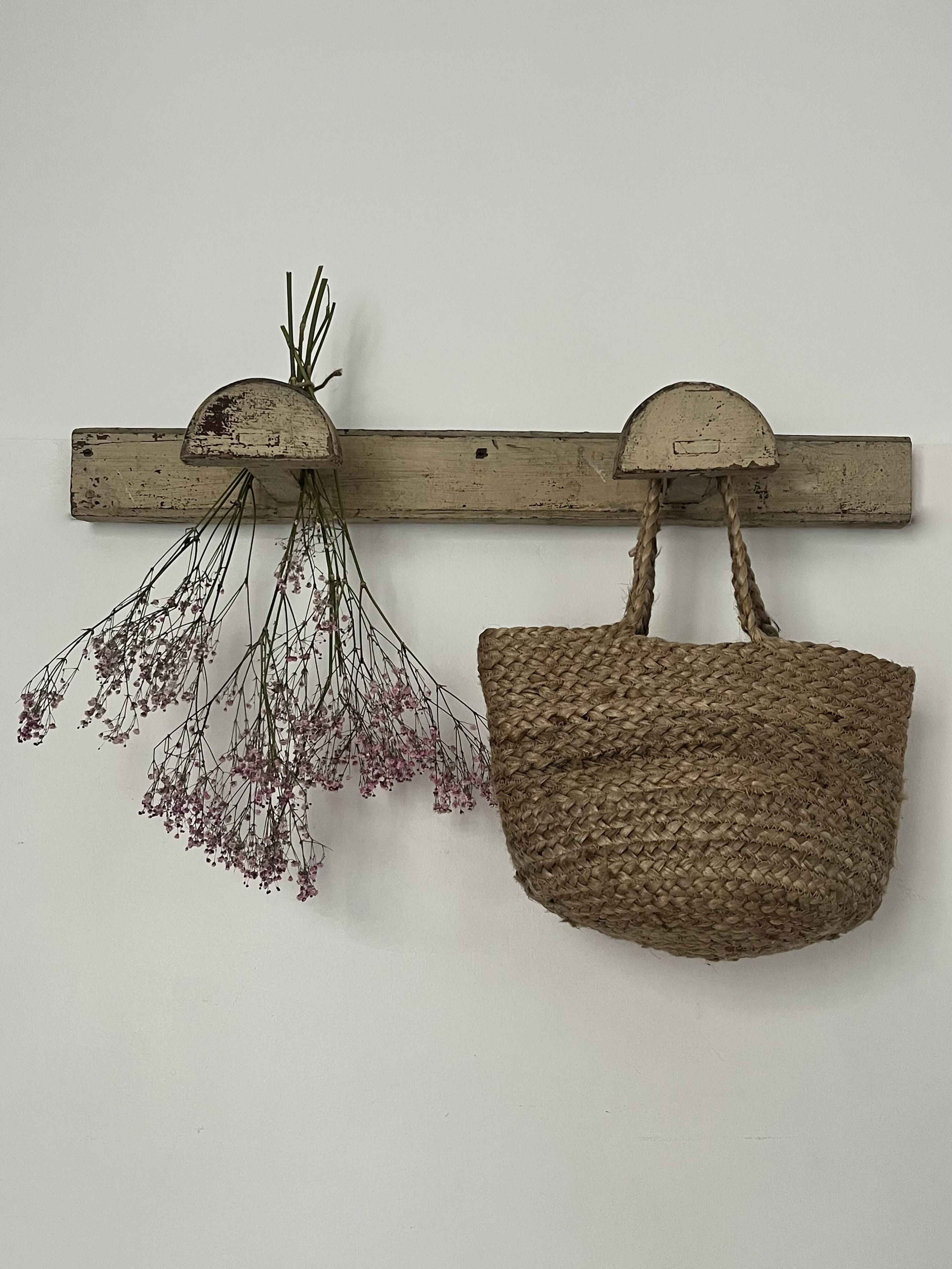 Patère murale, art populaire