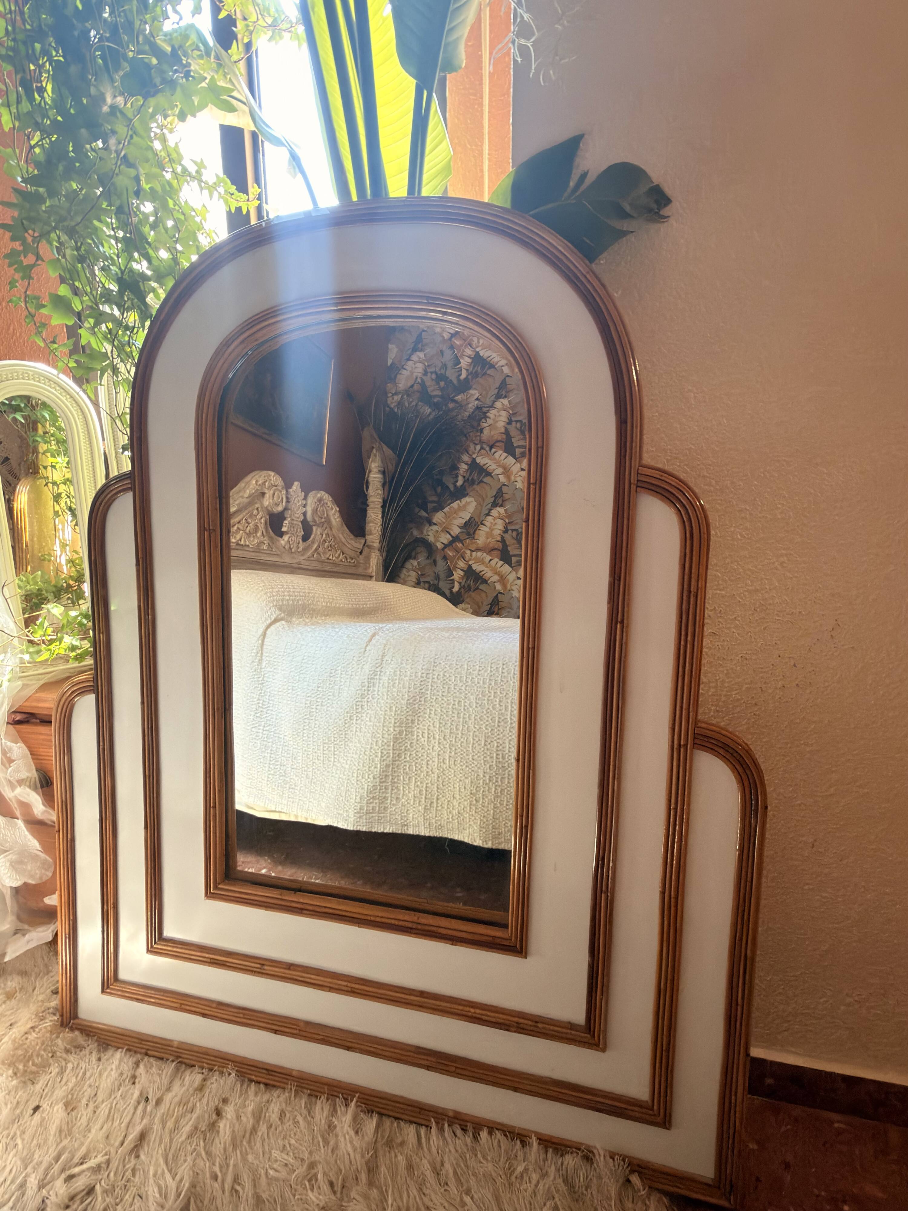 Miroir monumental Hollywood Regency tropical en canne de bambou, atr