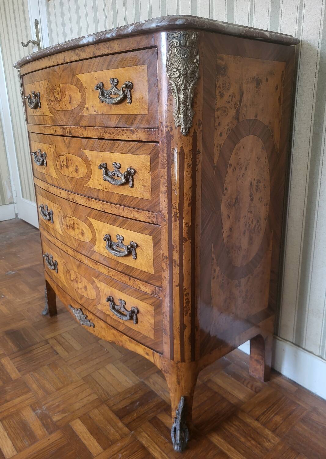 Chest of drawers with 4 drawers in Louis XV style