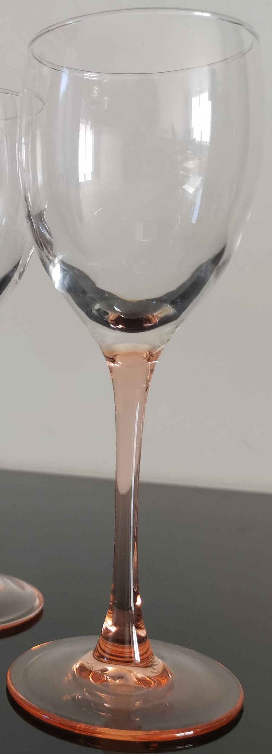 4 Luminarc white wine glasses with pink feet