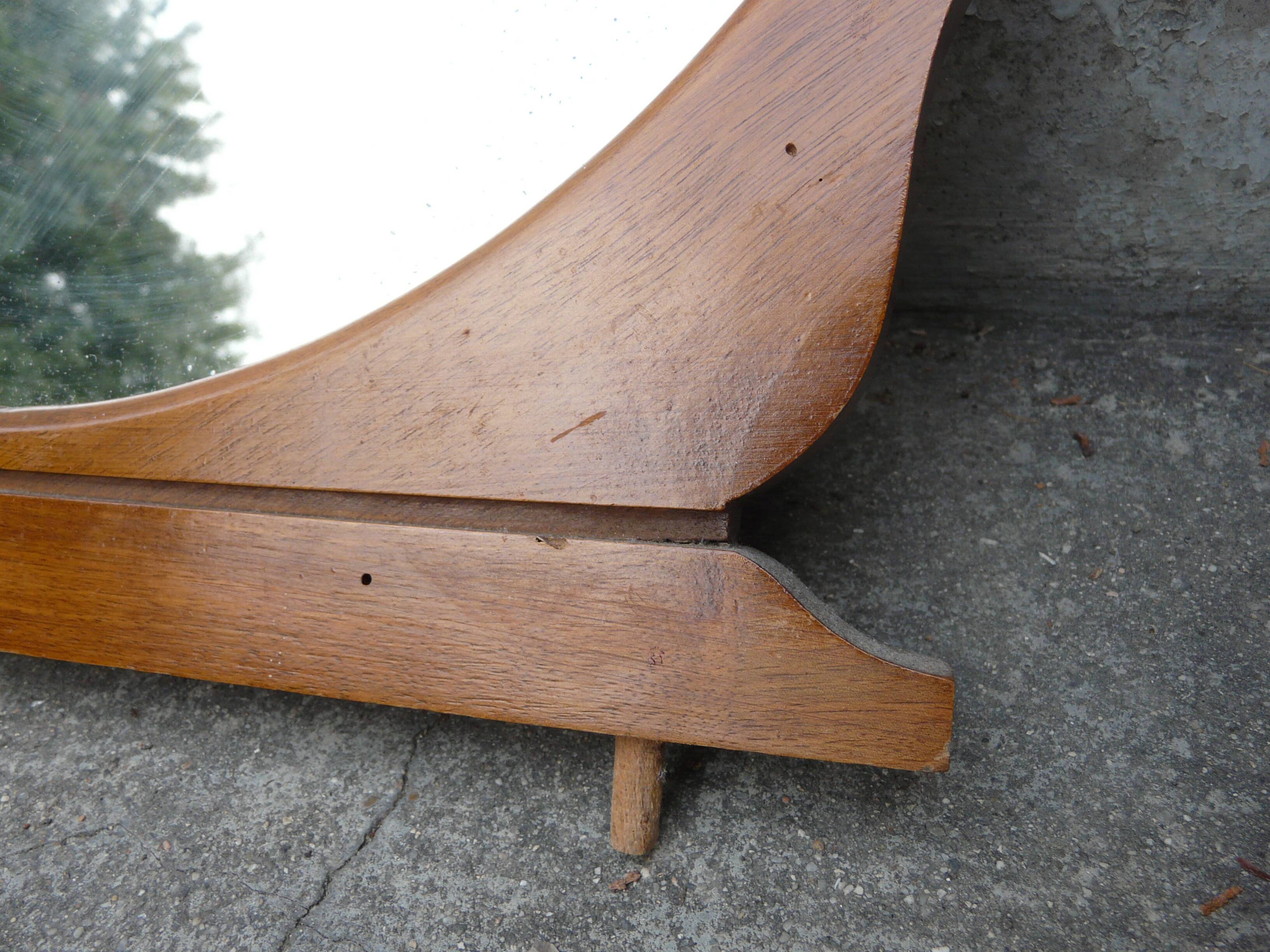 Round mirror on 60's furniture