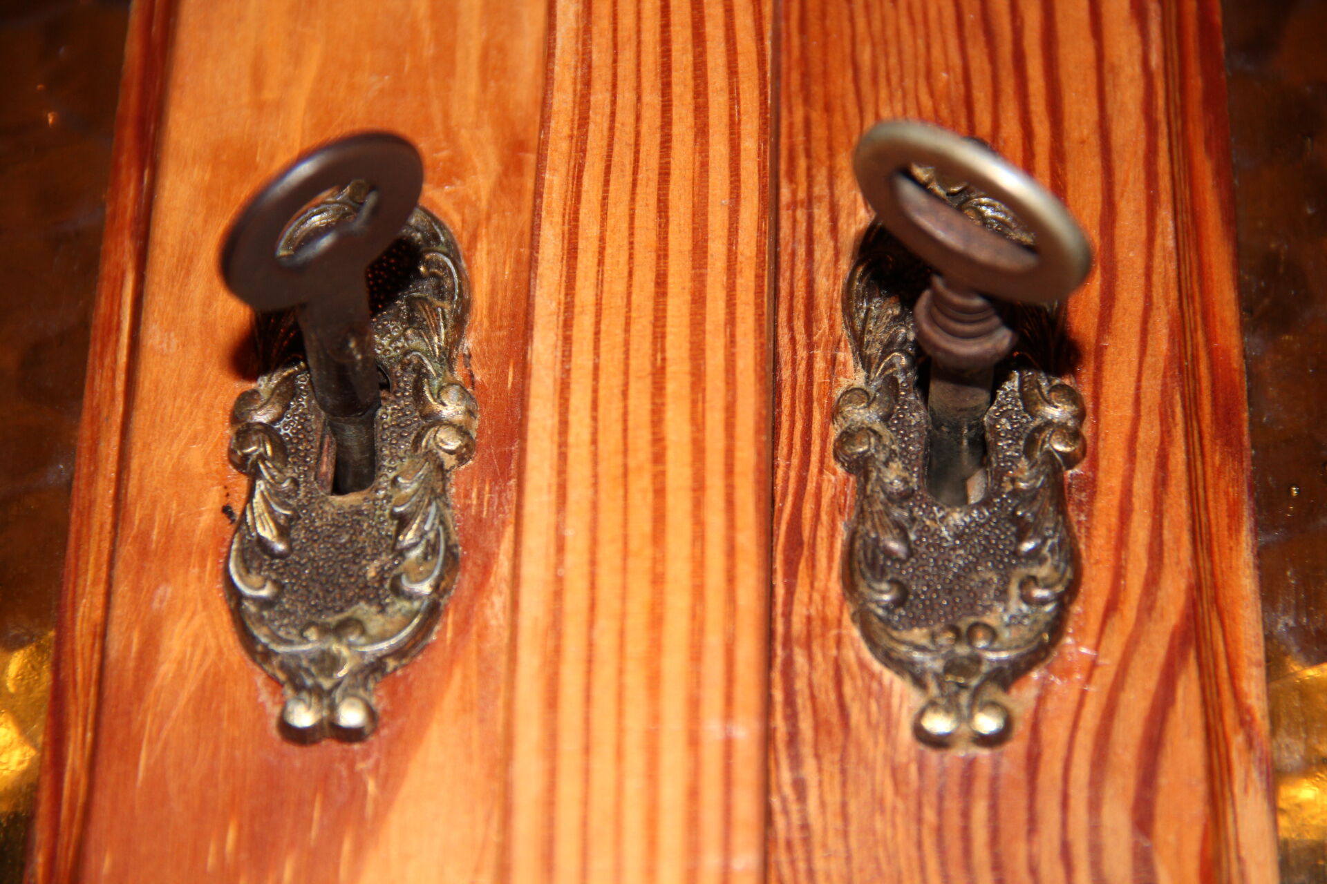 Double-body cabinet in varnished pine sun tones