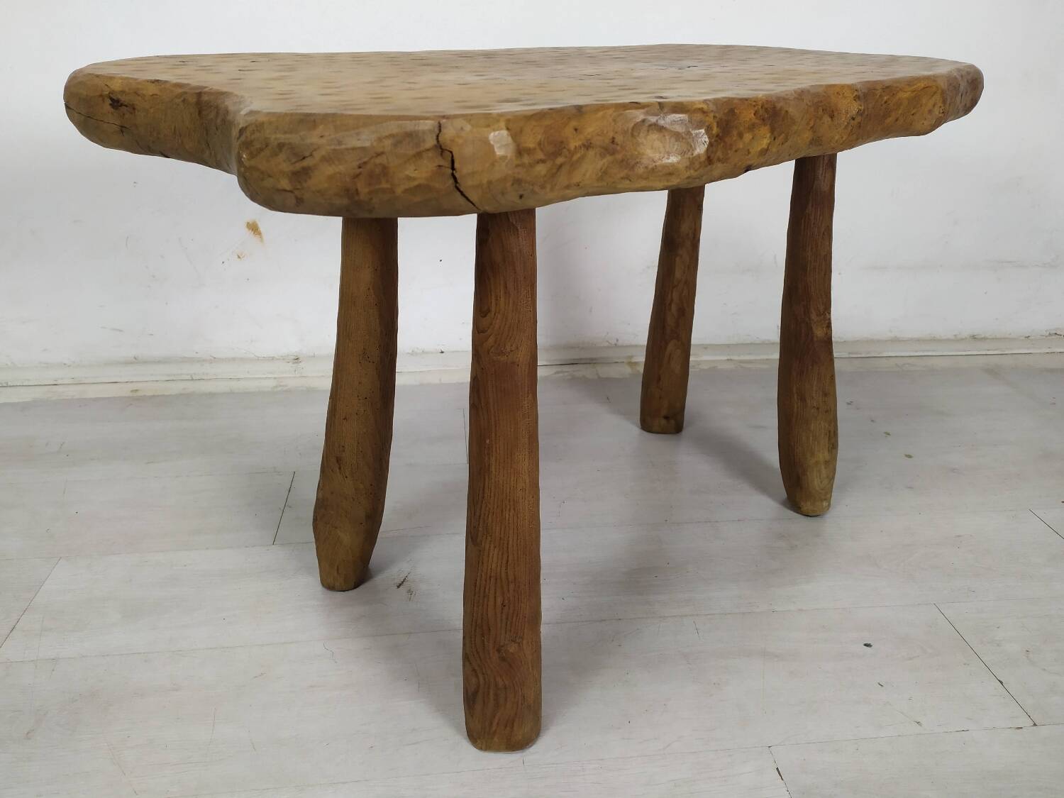 Table basse bois brutaliste