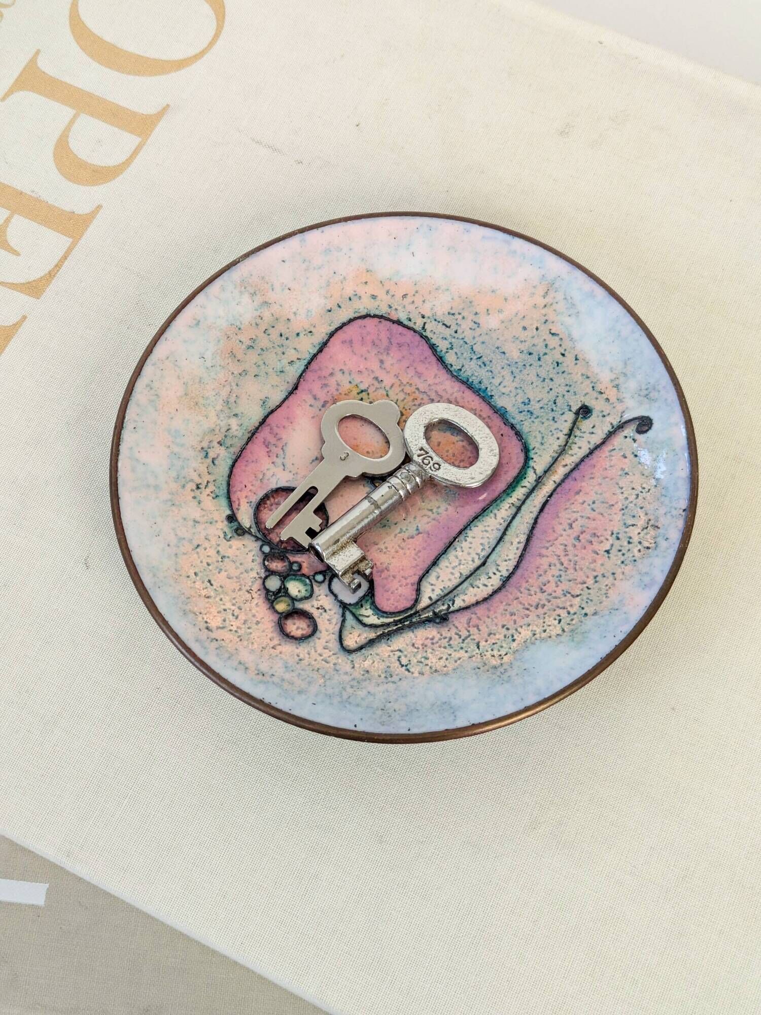 Enamelled copper bowl in pink and purple, abstract design from the 1960s.
