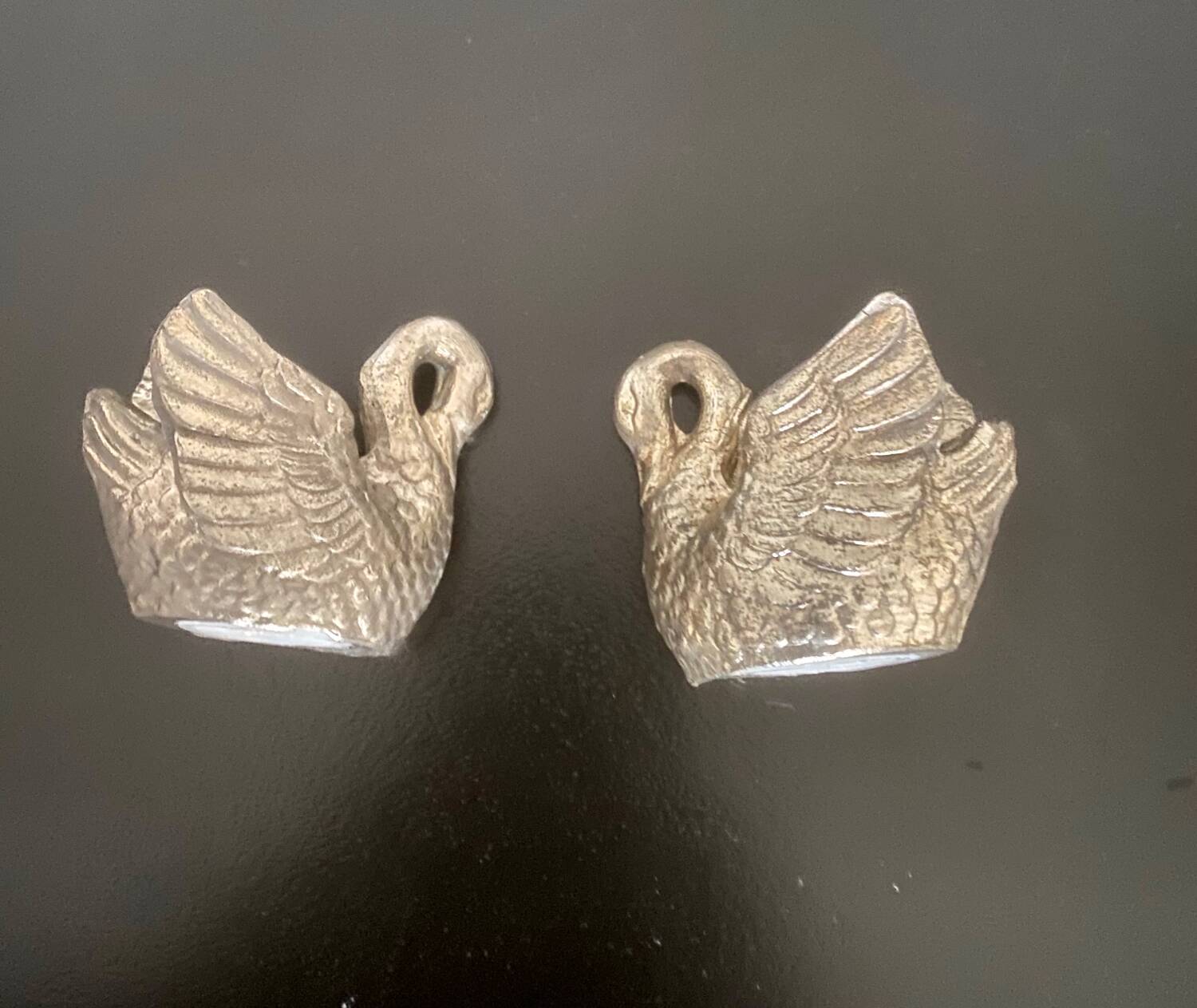 1 pepper pot and 1 swan-shaped metal salt shaker