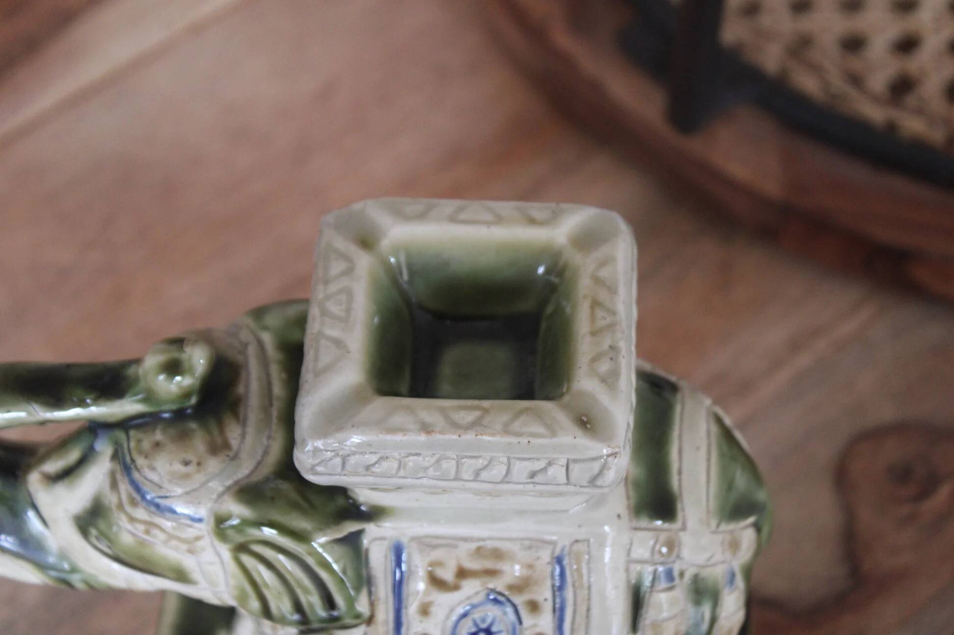 Vintage elephant ashtray in glazed ceramic – Green, cream and blue – Asian decor