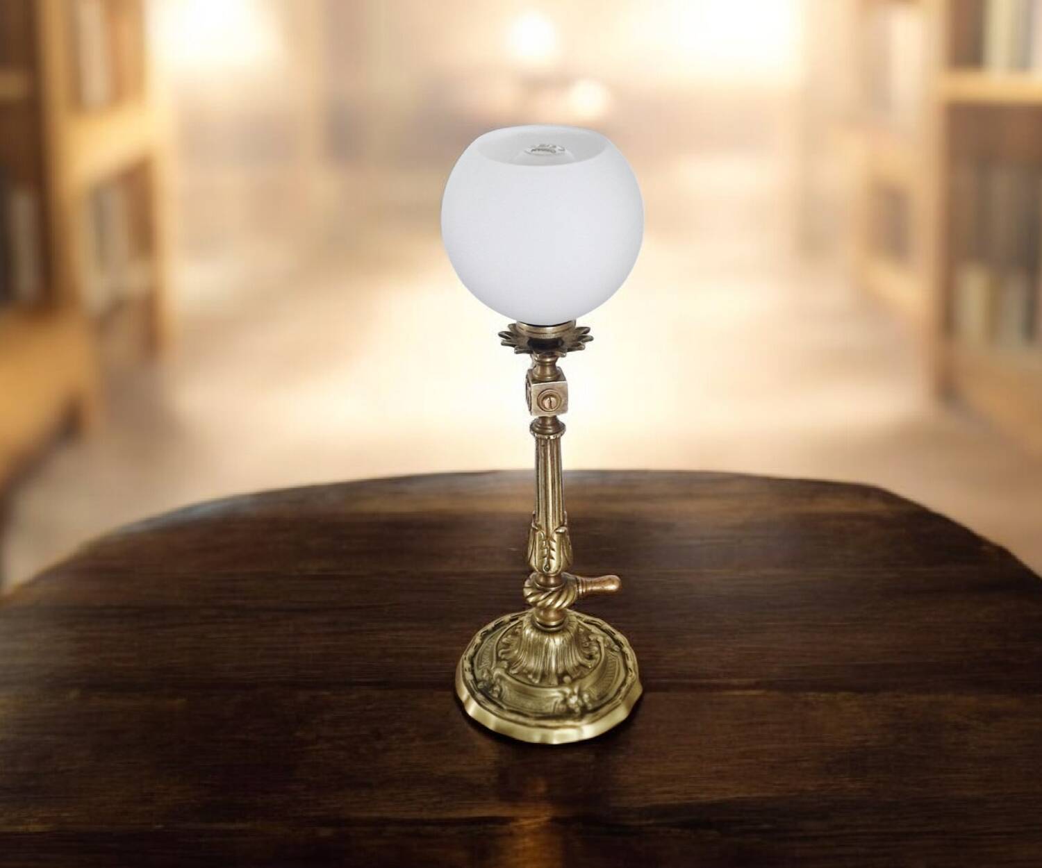 Lampe de table ancienne style Napoléon III en bronze ciselé et globe