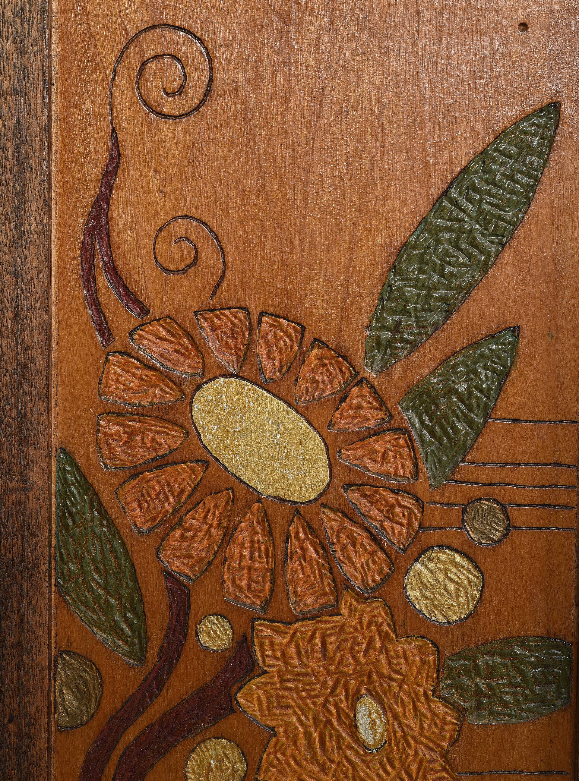 Buffet ou armoire d'angle, à 3 faces, en bois massif, sculpté et peint.