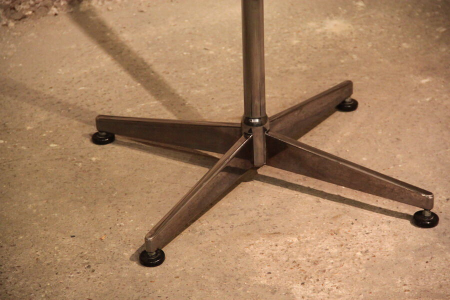 Door coat on foot metal year 50