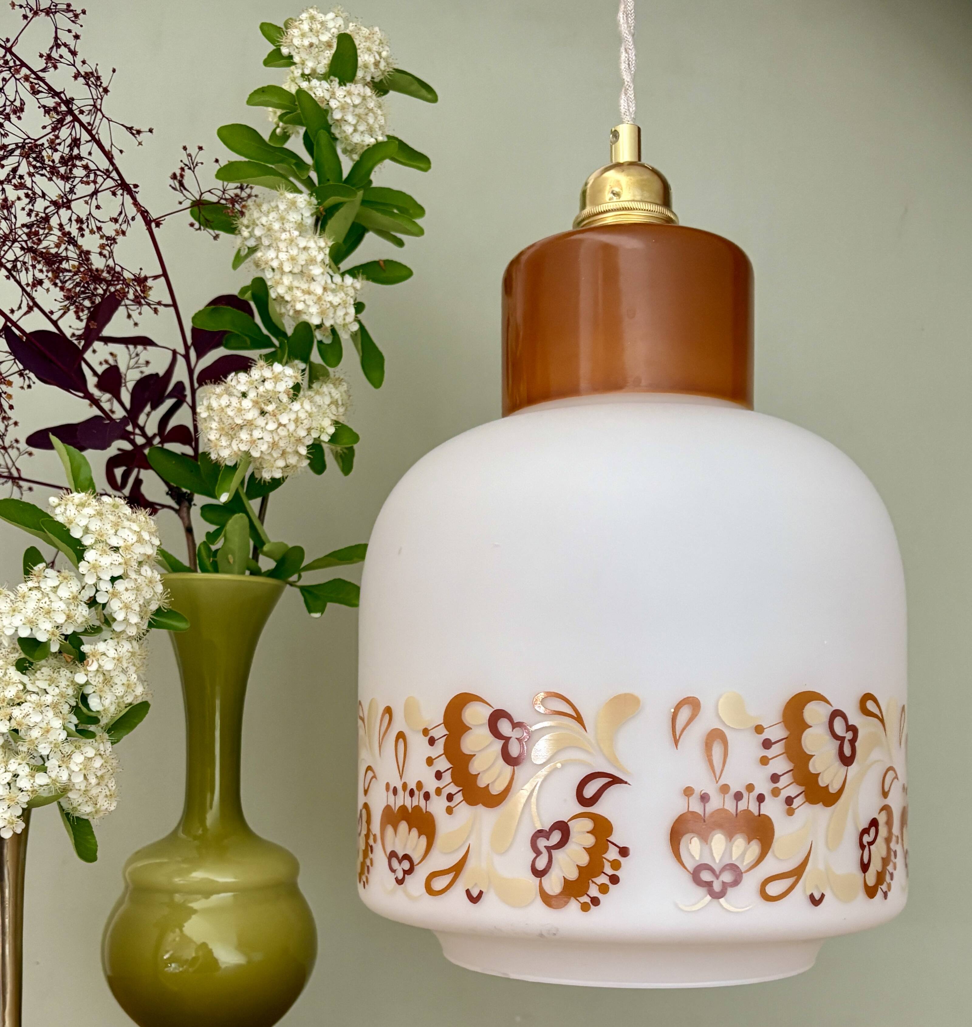 Suspension globe vintage années 70 en opaline