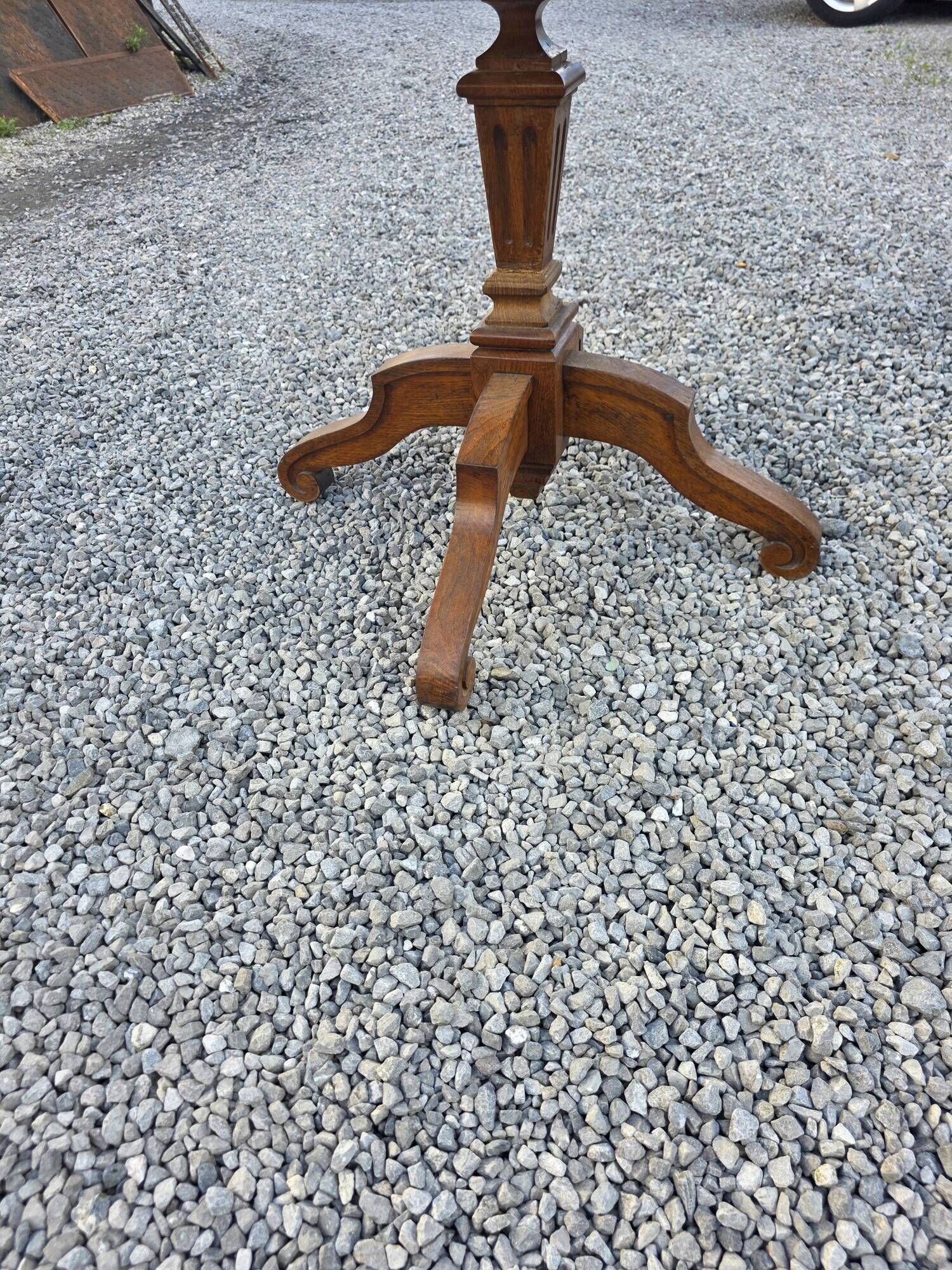 Oak guéridon table from the early 20th century.