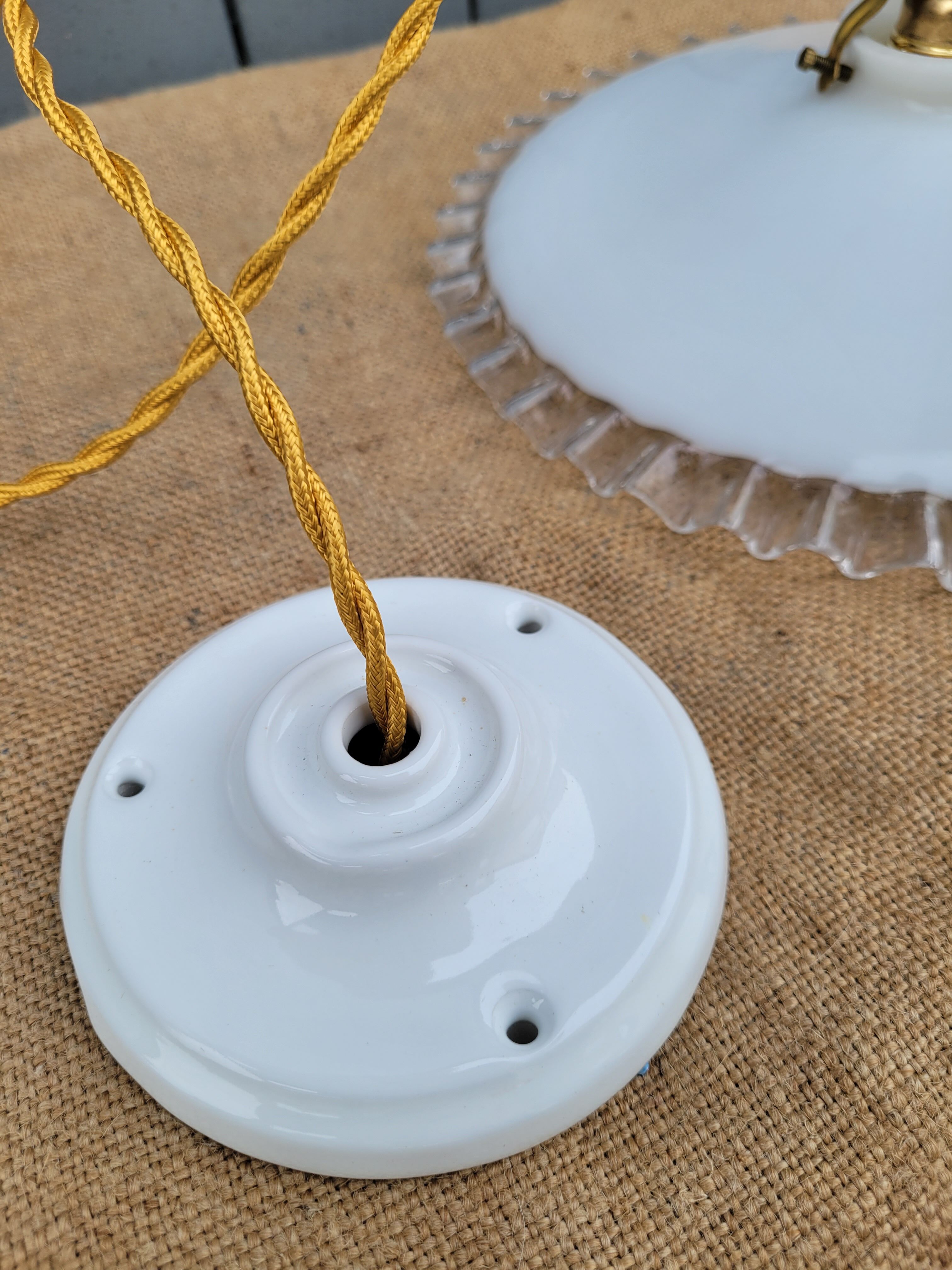 Serrated opaline suspension