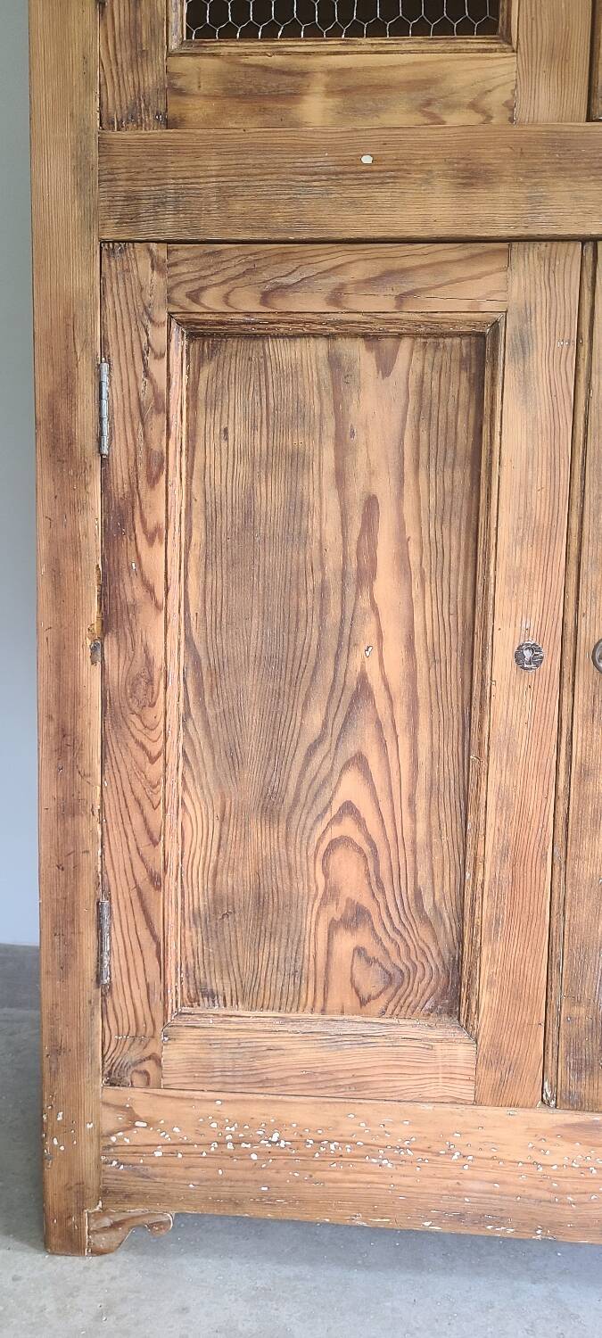 Wooden mesh linen cupboard