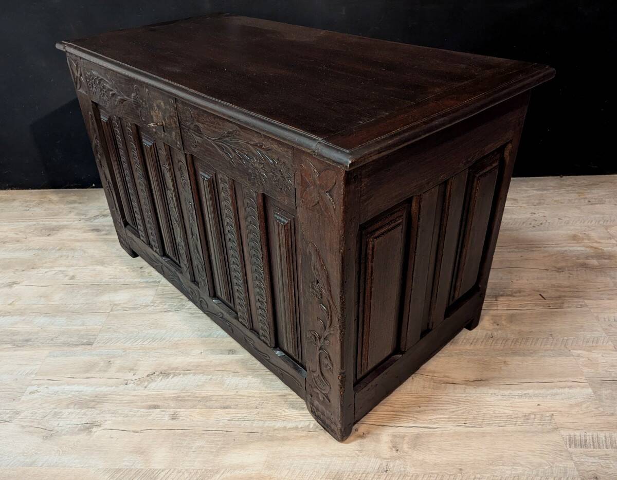 Coffre catalan en bois sculpté XVIIIe siècle