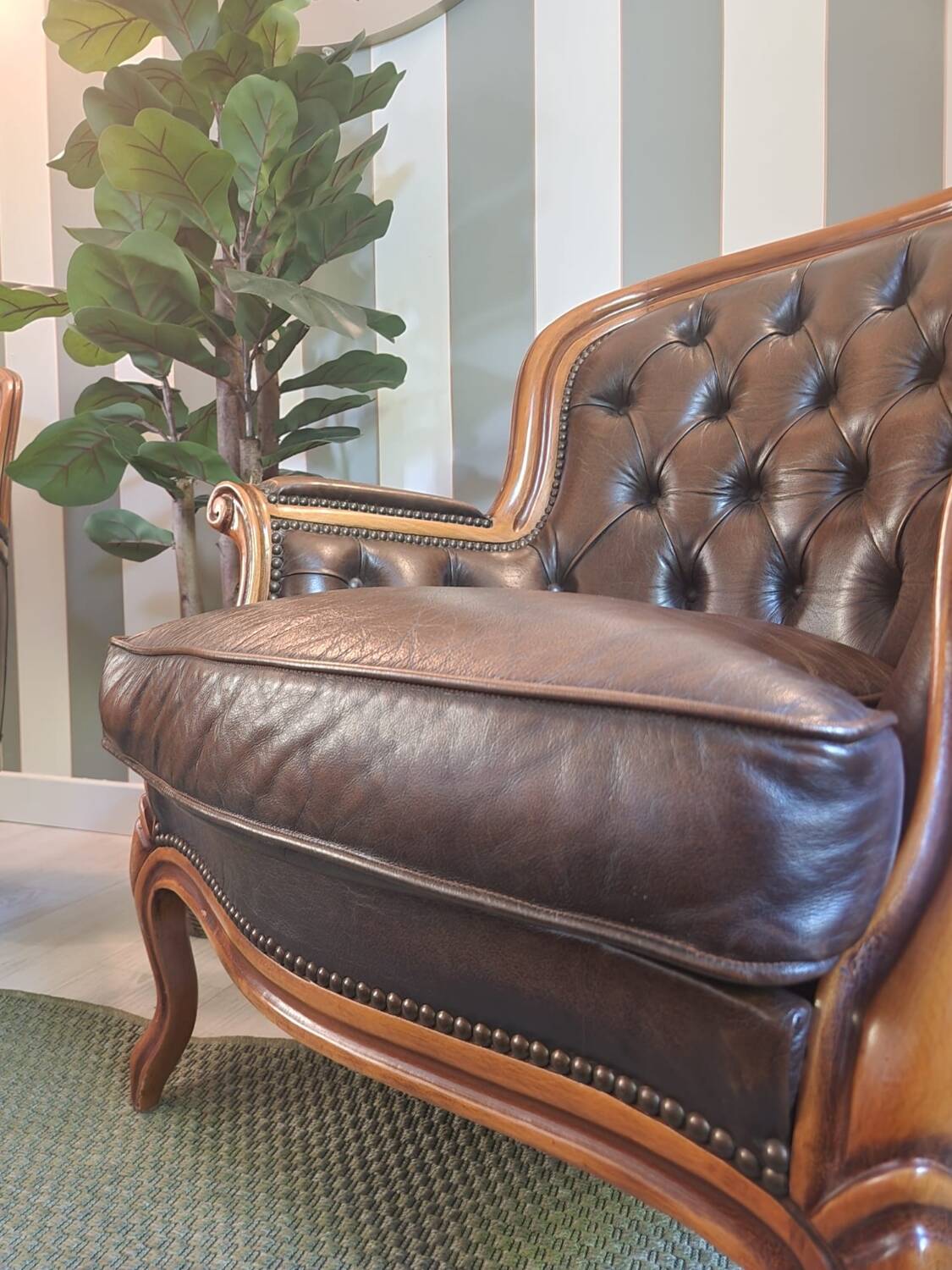 Pair of vintage Chesterfield club armchairs in brown tufted leather –