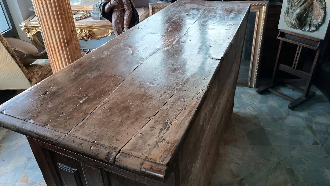 Grand Buffet Antique Du 17ème Siècle En Noyer Du Nord De l'Italie