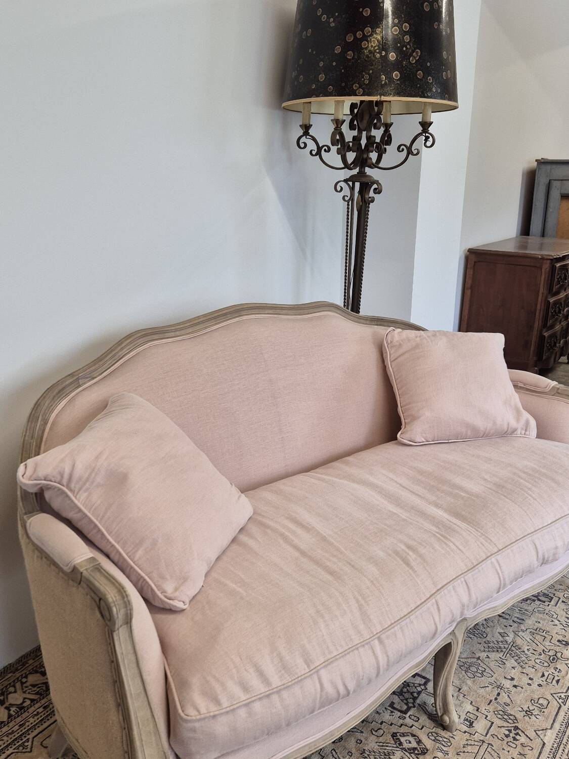 Louis XV style bench sofa in pink fabric and burlap