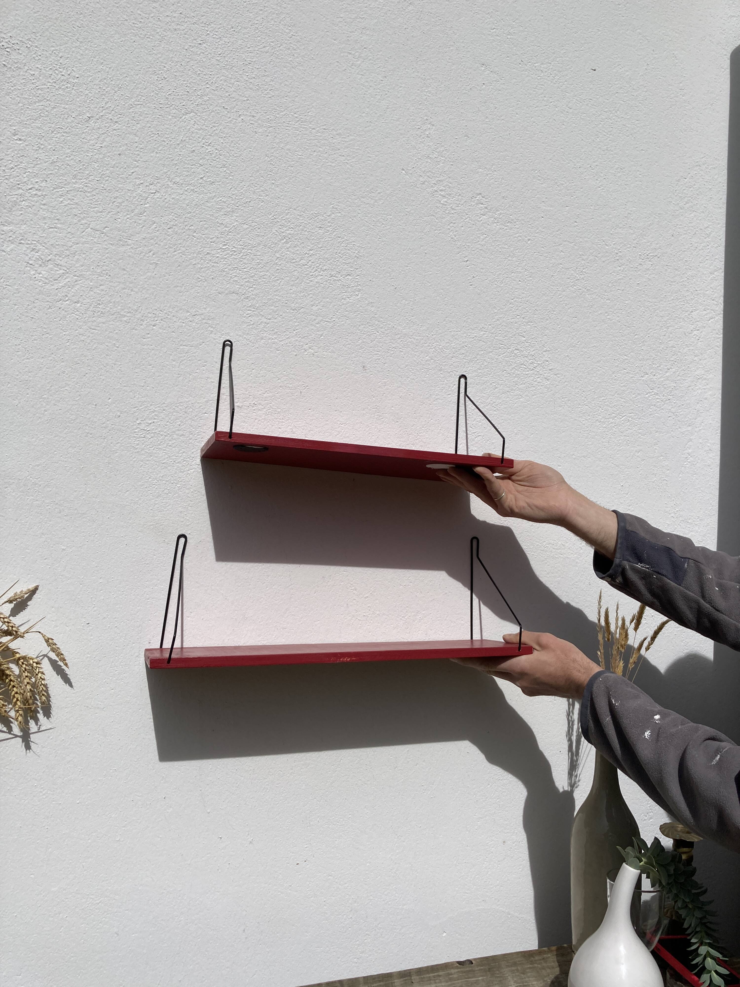 Duo of wall shelves in vintage red and black wood  1970.