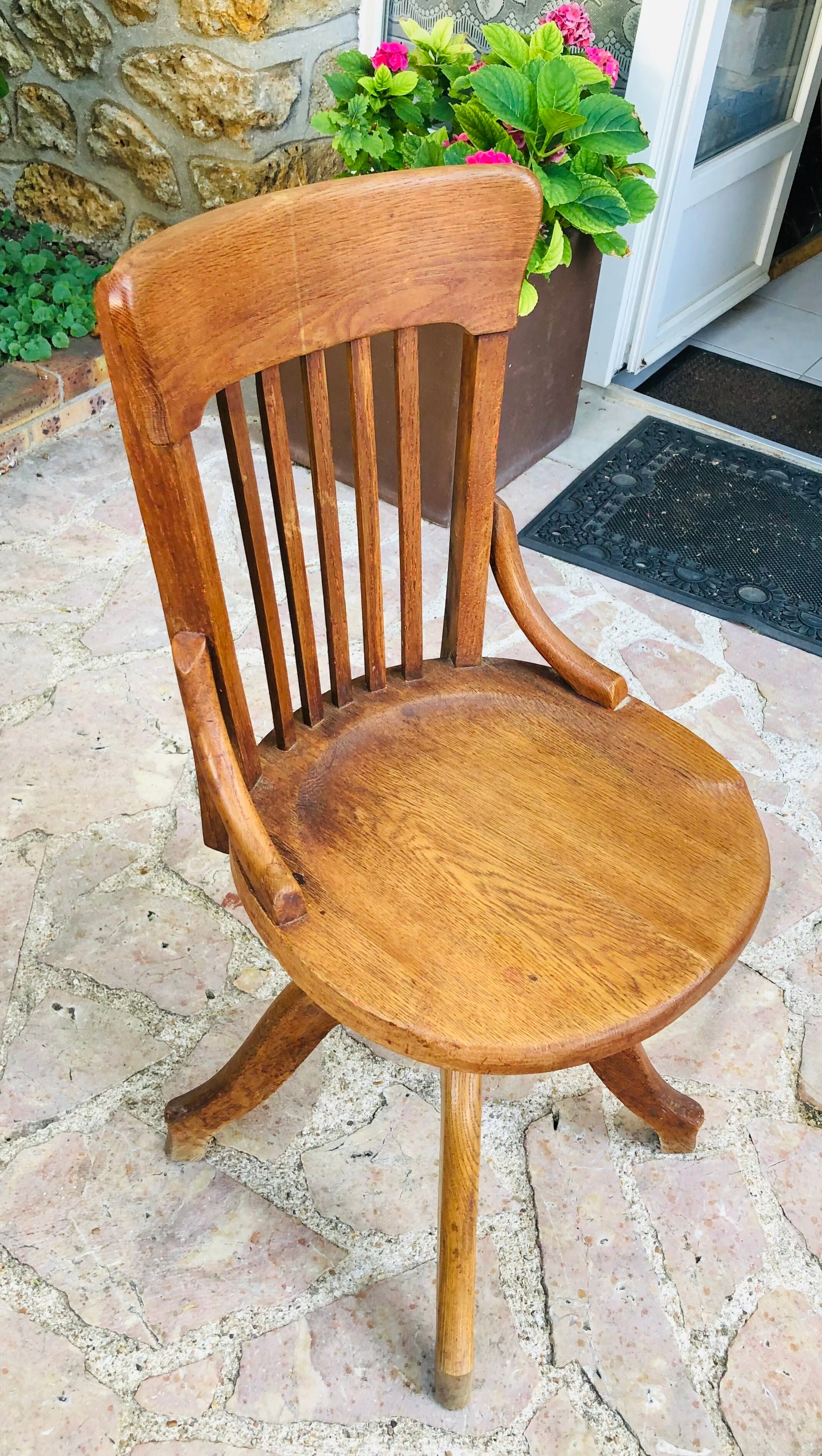 Swivel office chair