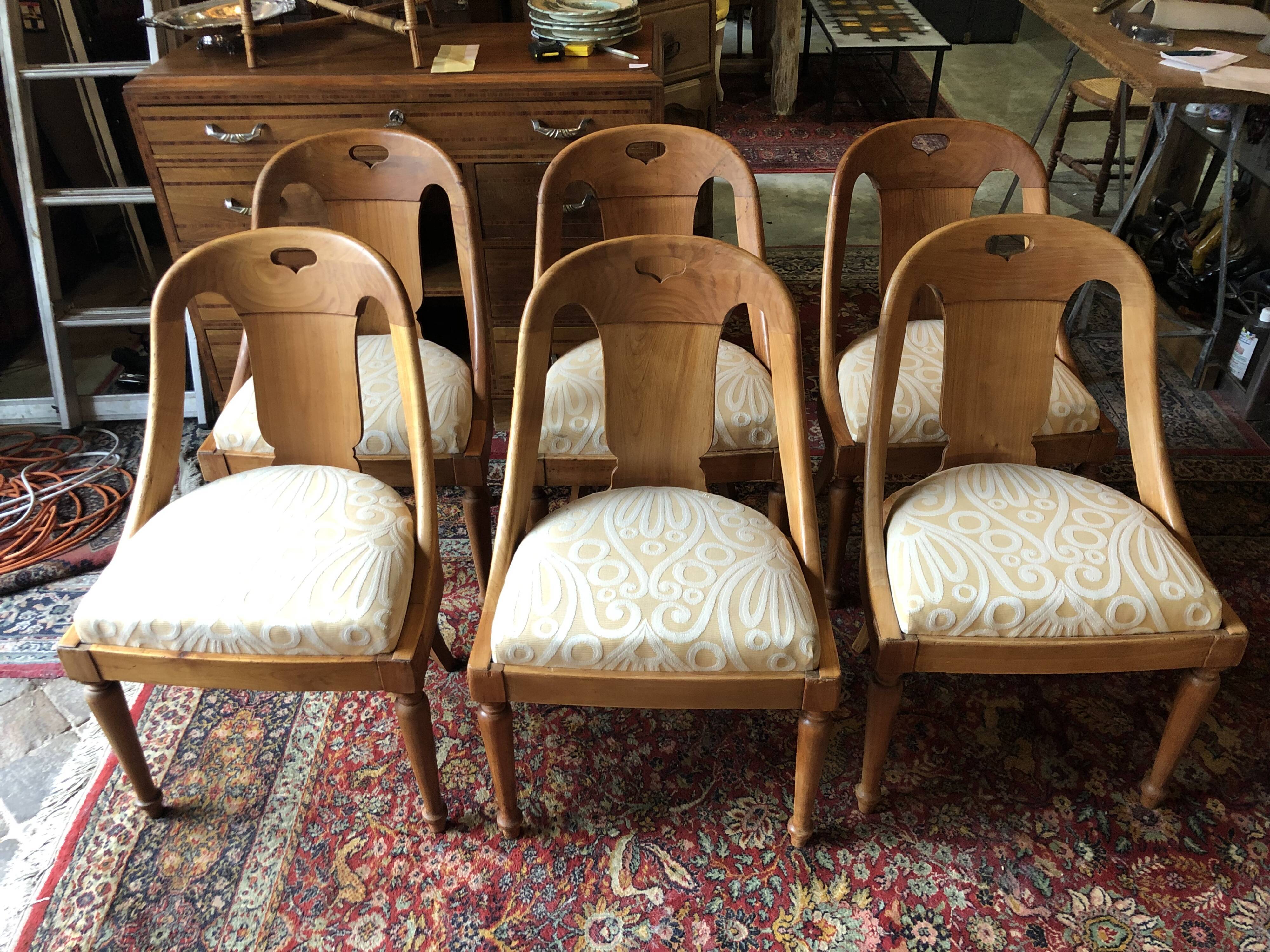 Series of 6 Gondola Chairs in blond mahogany