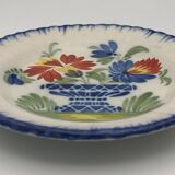 Assiette ancienne en faïence d’auvillar à décor de corbeille de fleurs polychrome