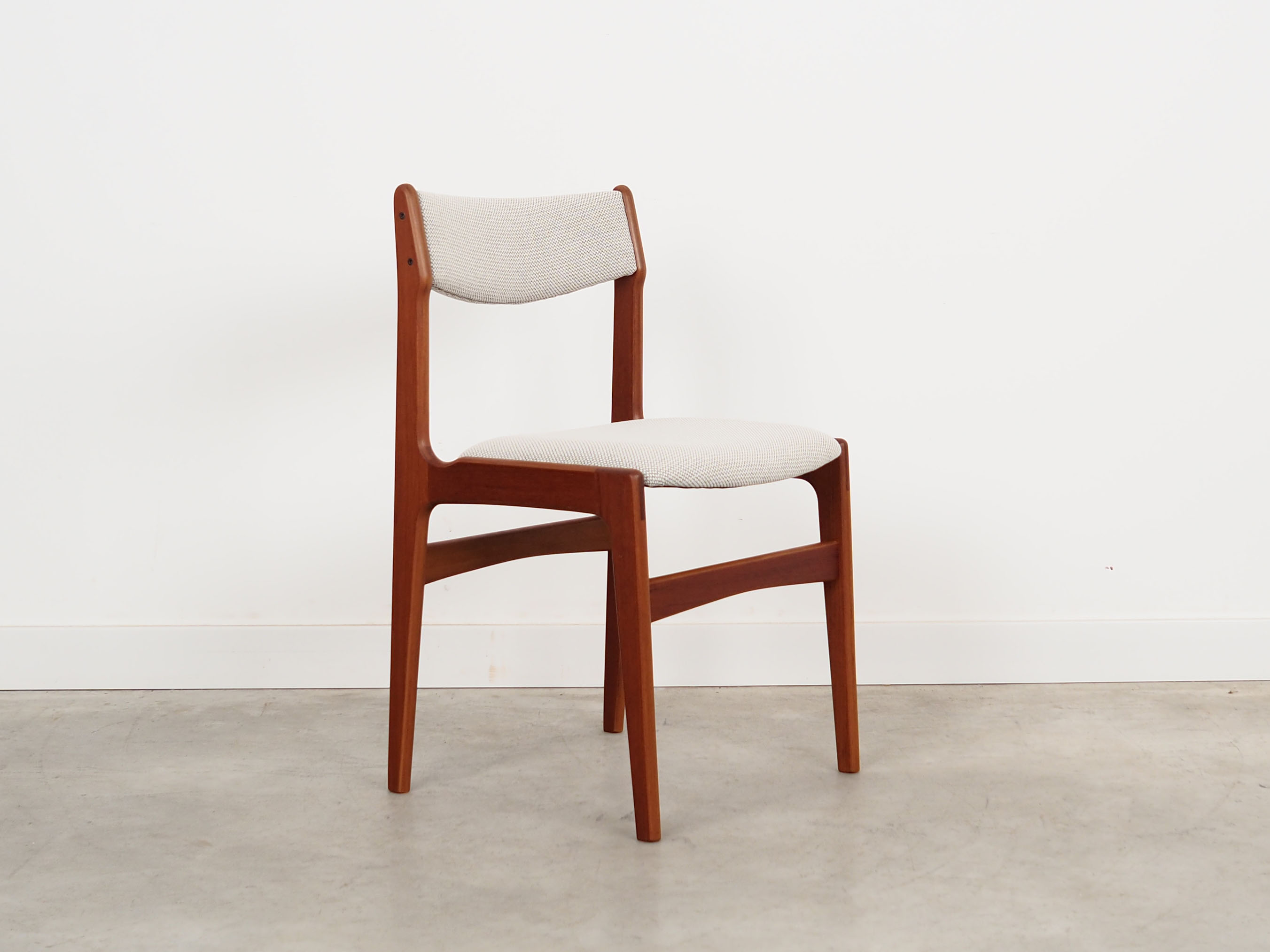 Ensemble de quatre chaises en teck, design danois, années 1970, production: Danemark