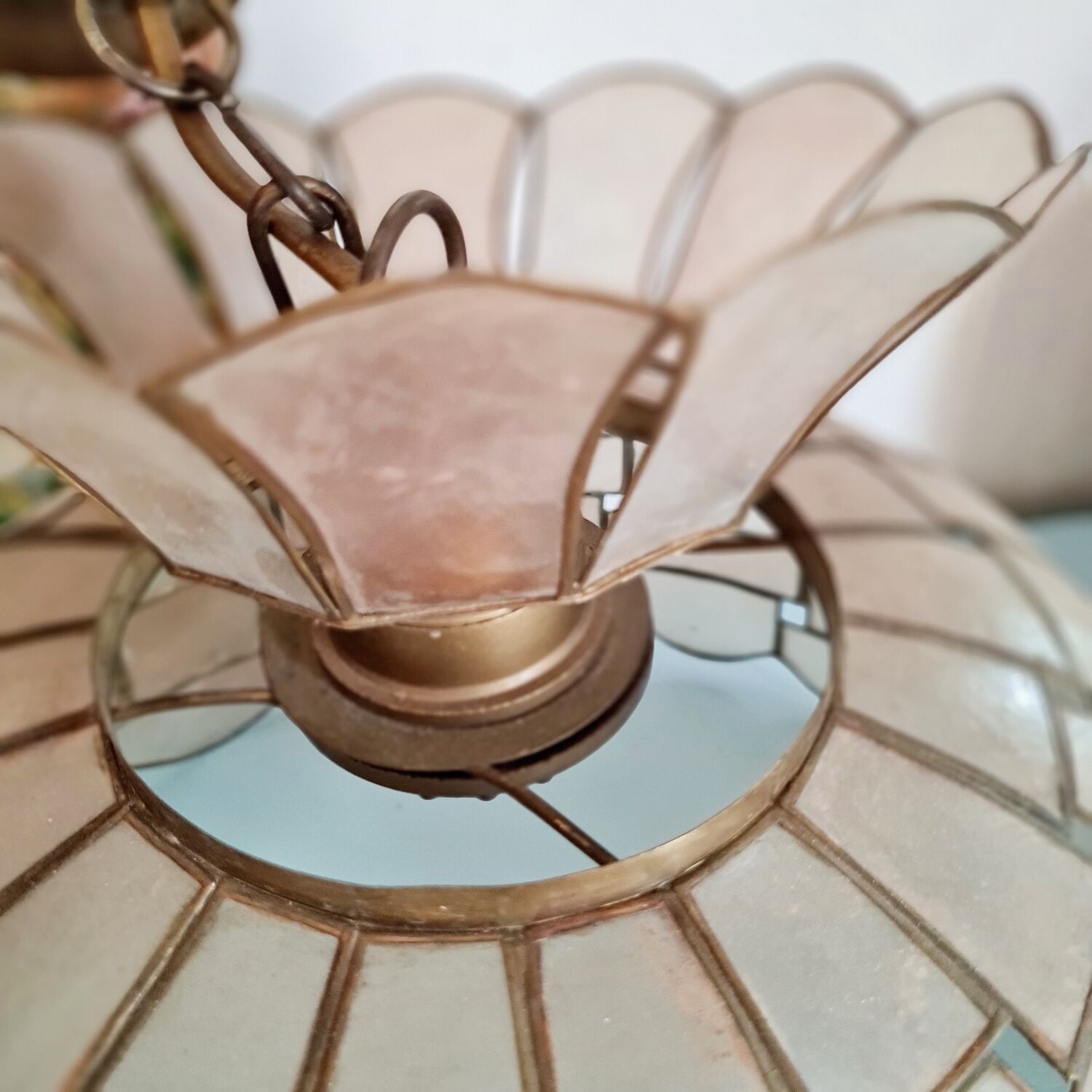 Vintage suspension in mother-of-pearl and brass