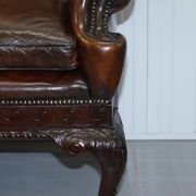Chesterfield leather canapé in Georgian style with lion paw carved feet.