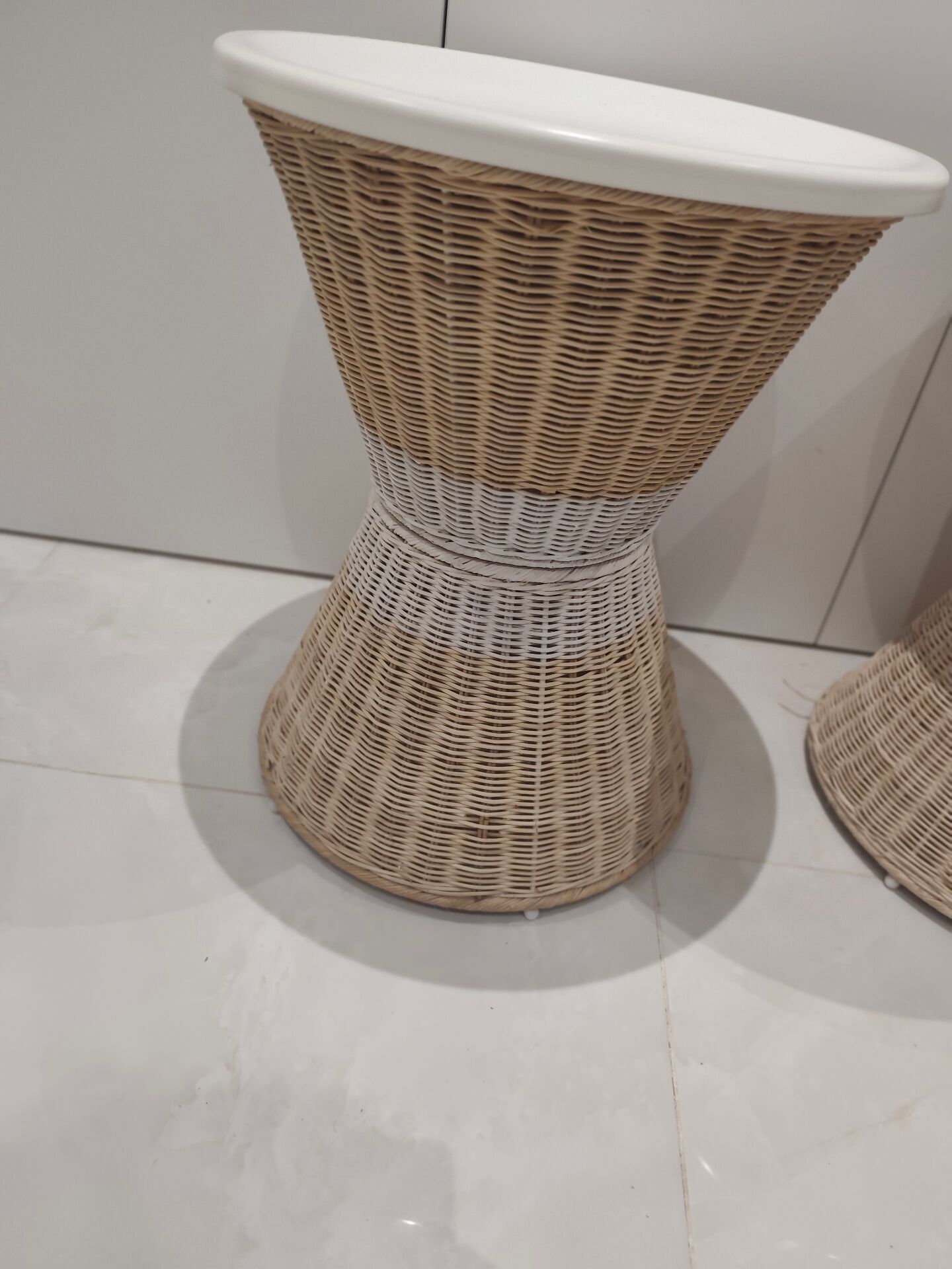 Lot de 2 tables d'appoint/de chevet en osier avec espace de rangement