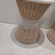 Lot de 2 tables d'appoint/de chevet en osier avec espace de rangement