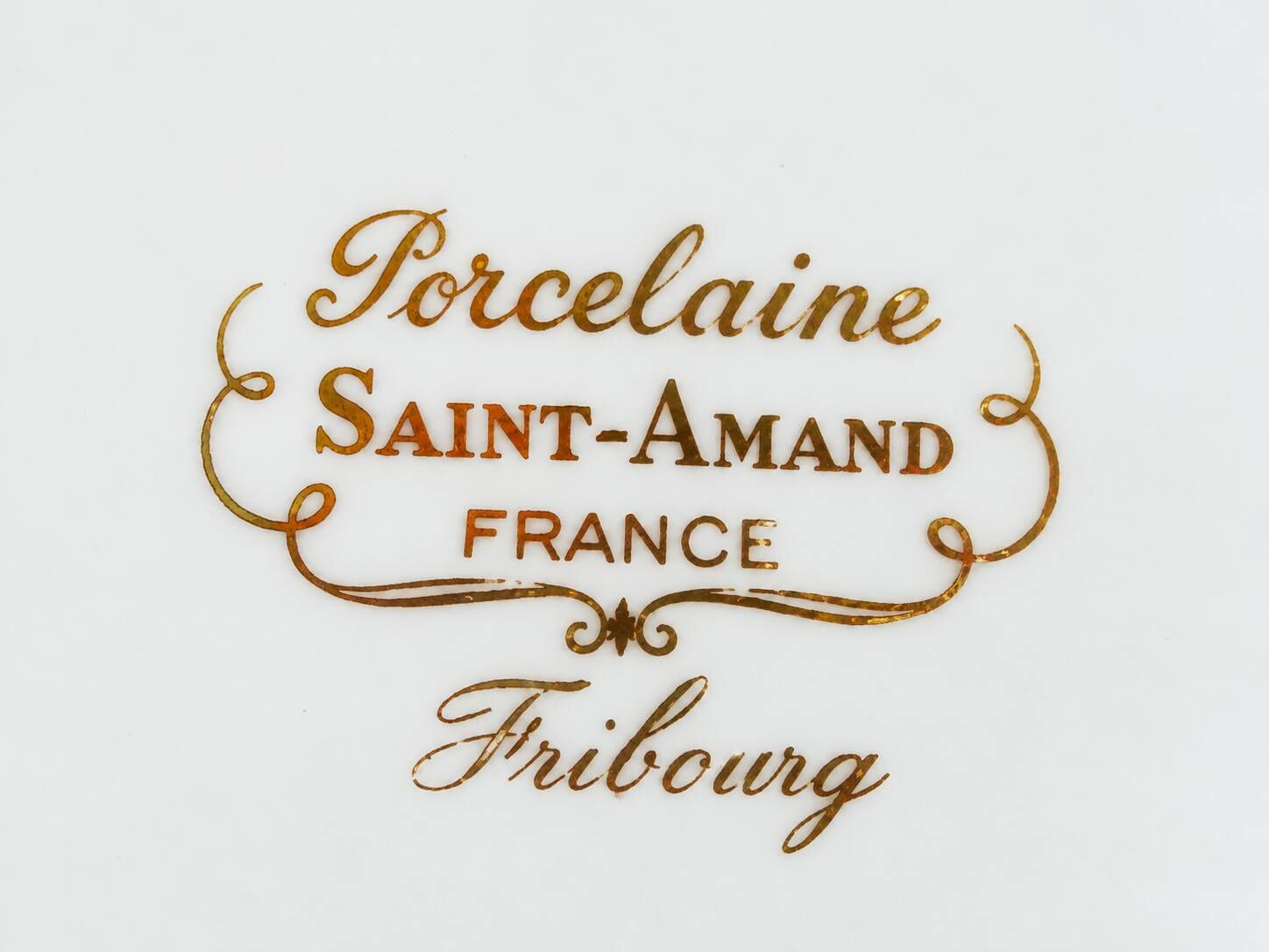Saint-Amand Fribourg table service in midnight blue and gold, 45 pieces.