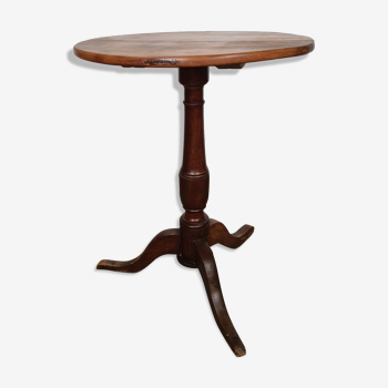 Wooden pedestal table