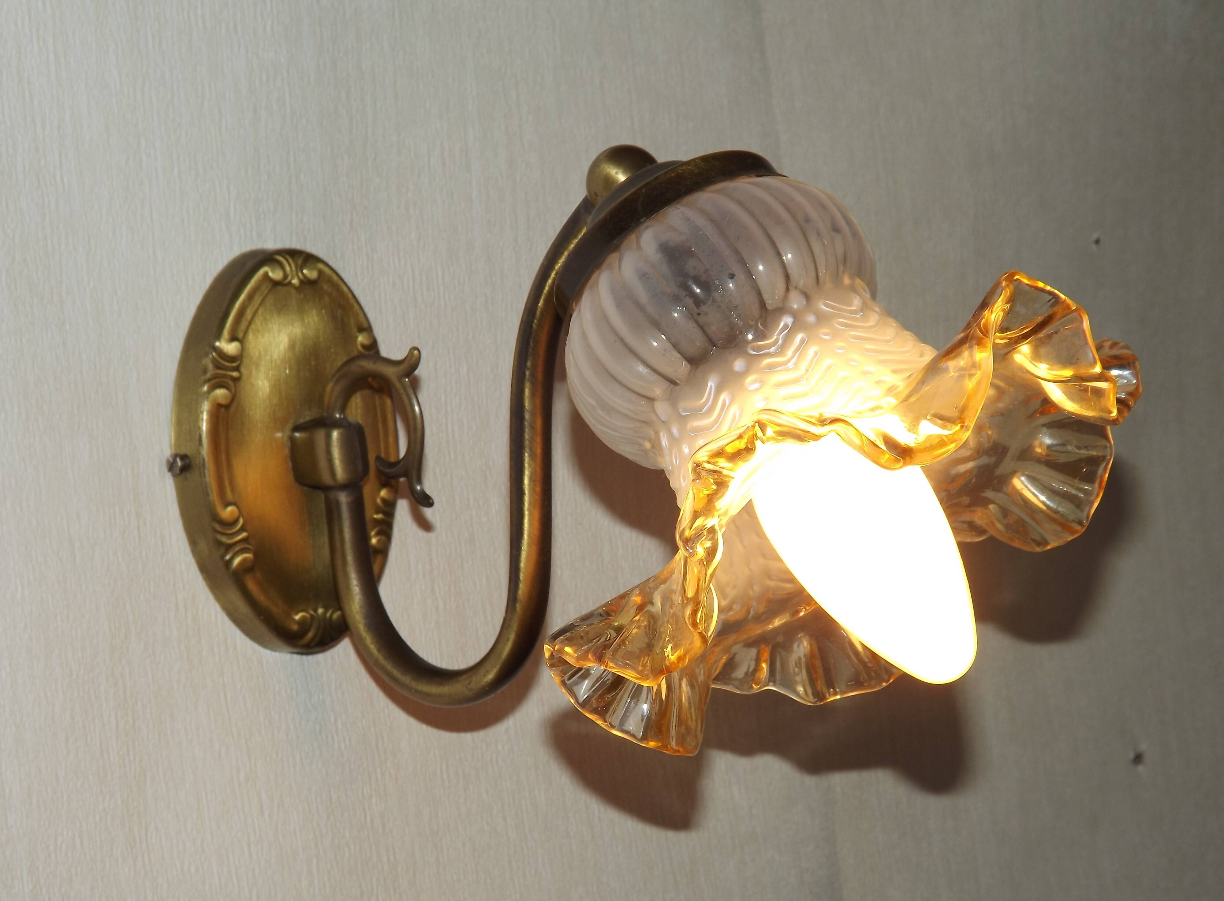 French vintage wall lamp in brass with a glass shade featuring frills and patterns 5524.