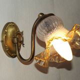 French vintage wall lamp in brass with a glass shade featuring frills and patterns 5524.