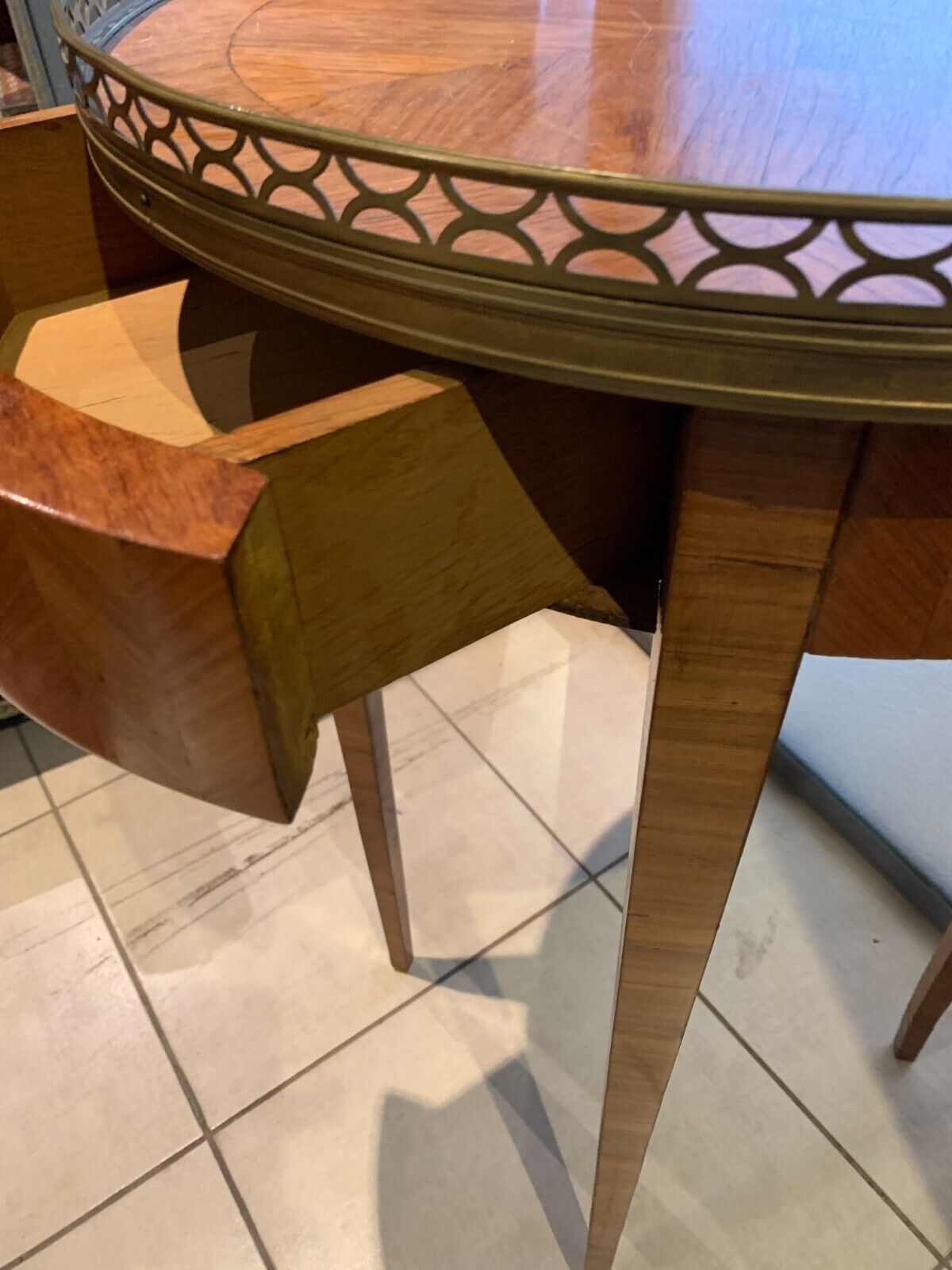 Louis XVI style pedestal table in pink wood marquetry XX century