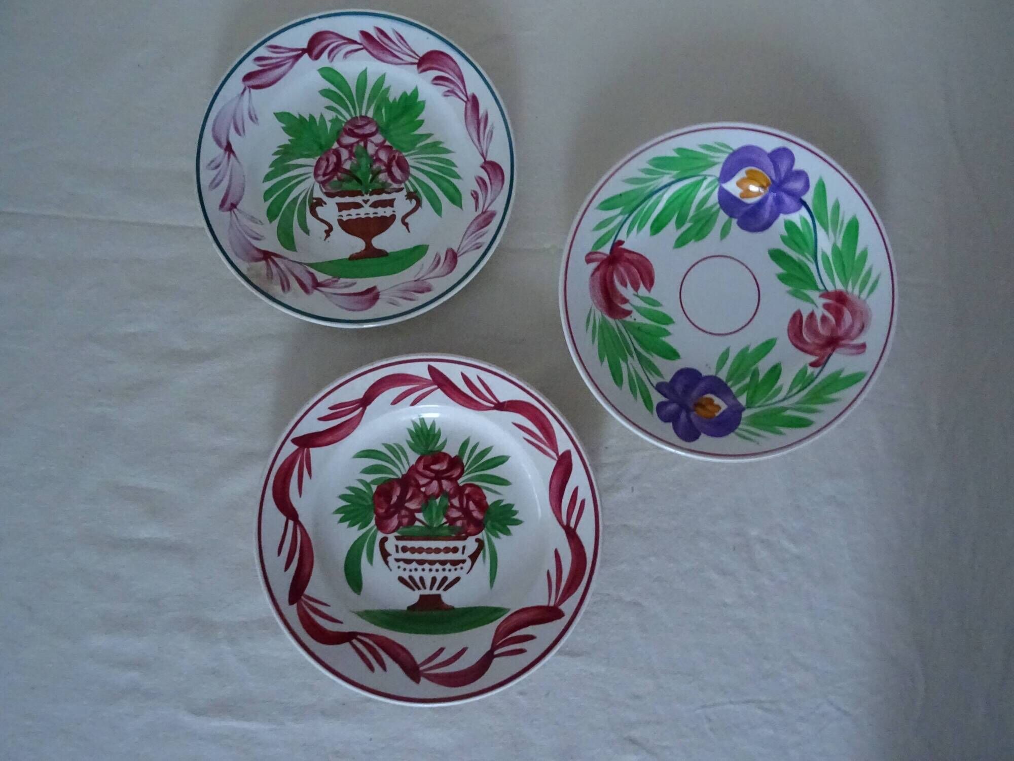 3 assiettes  plates sarreguemines, fleurs faience ancienne rouge et vert