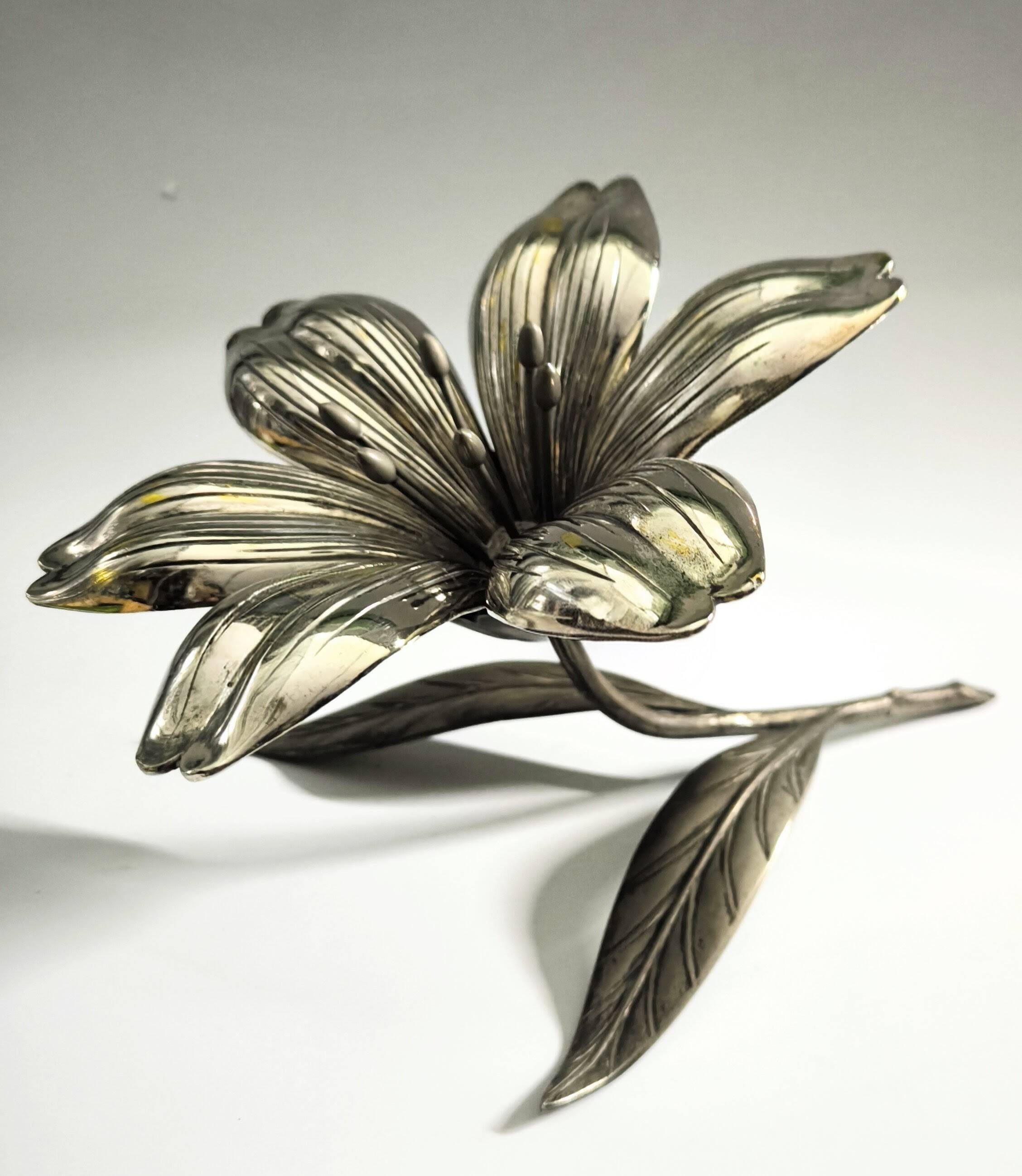 Metal ashtray in the shape of a flower, Sharp 1960s.