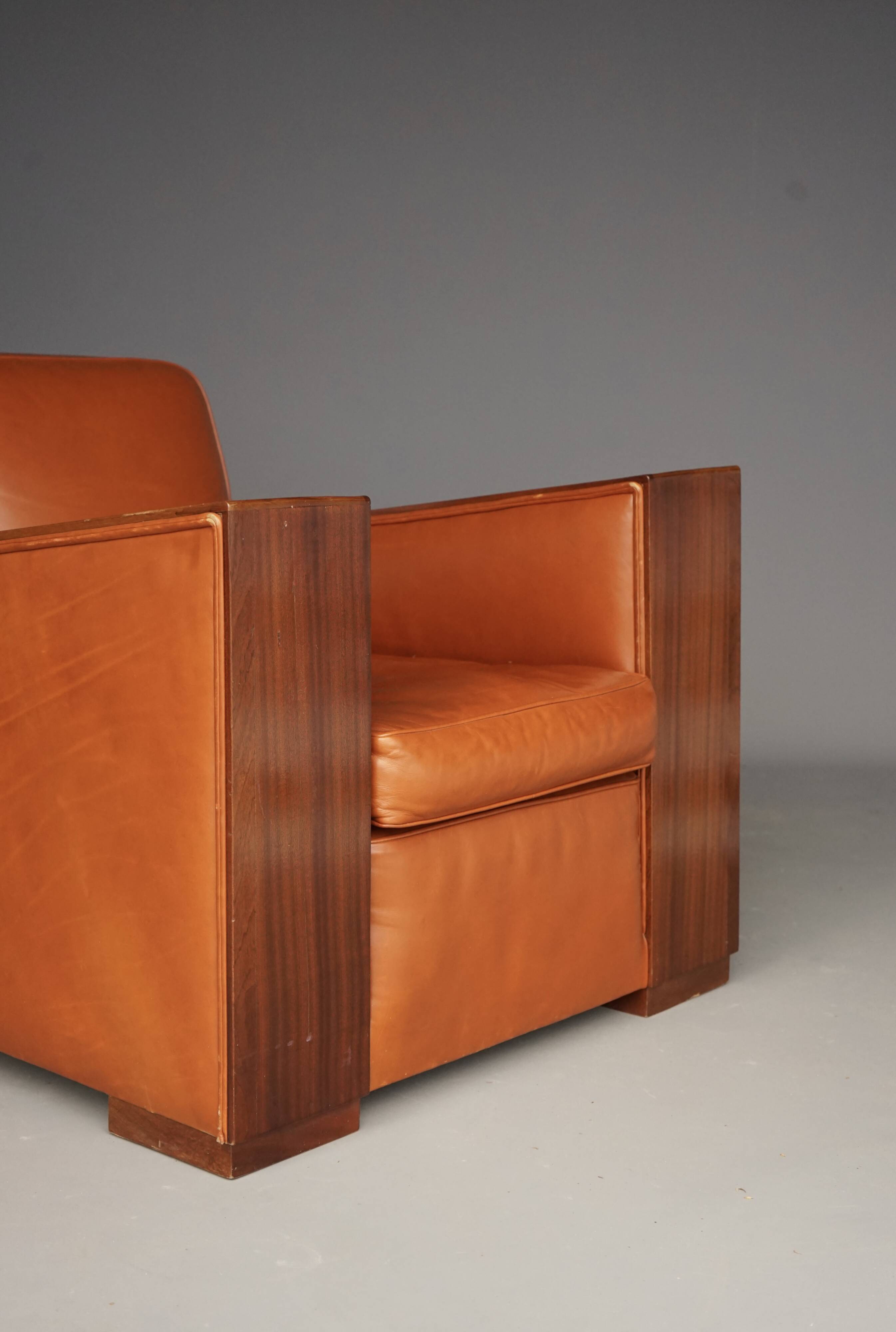 Paire de fauteuils Art Déco en cuir. Années 40.