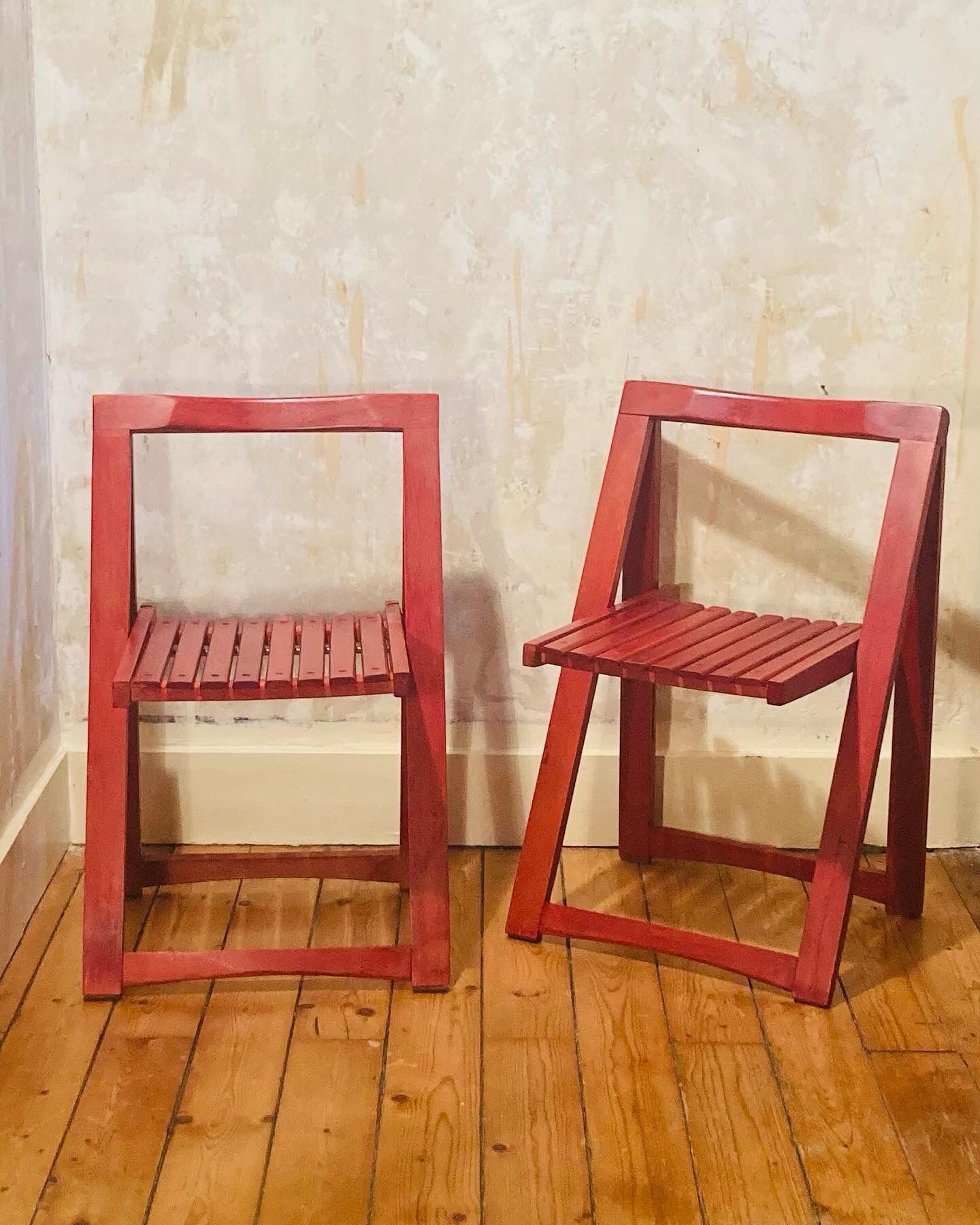 Folding chairs red color