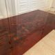 Table basse laque rouge et or 1970s