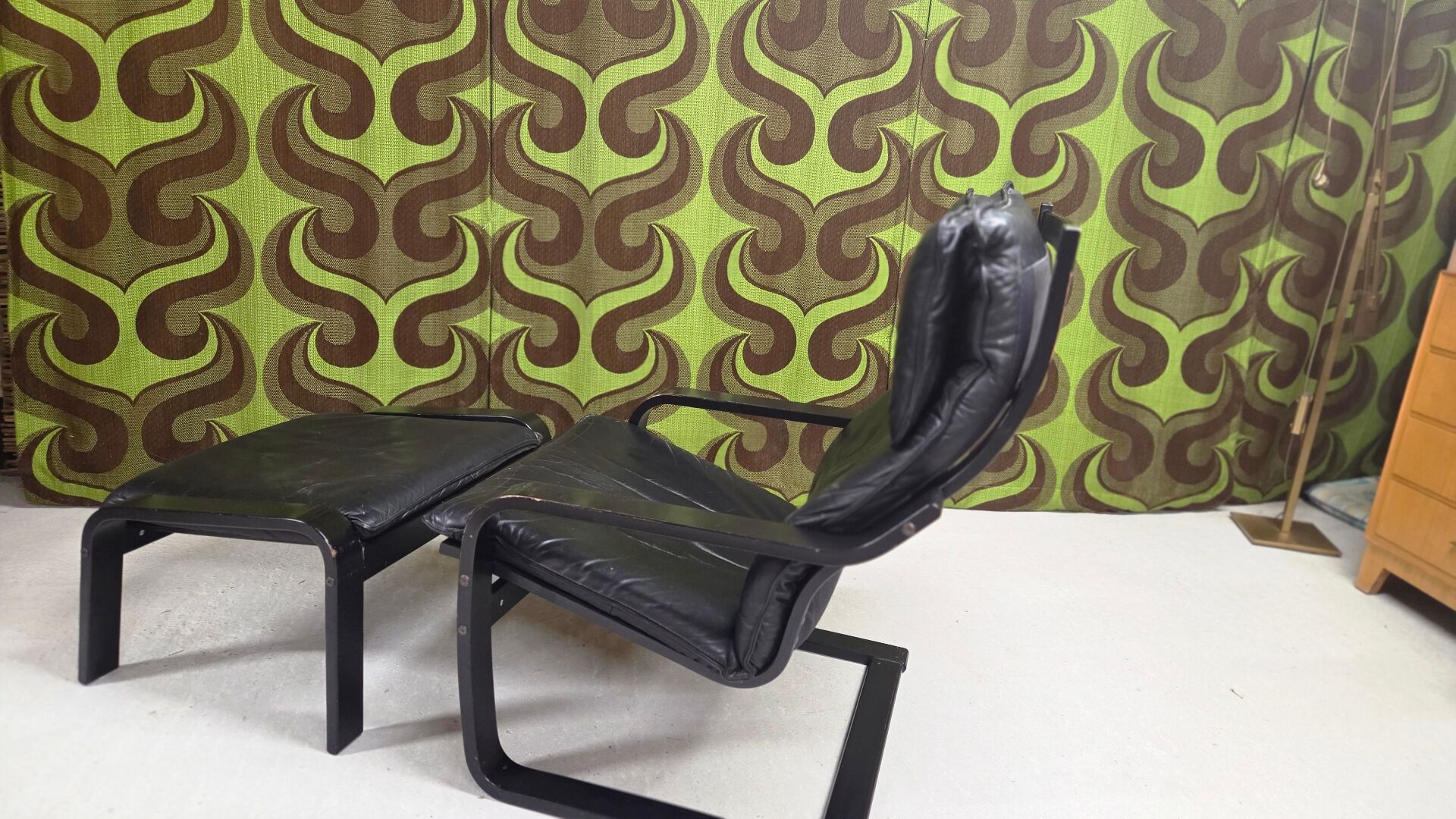 Fauteuil vintage IKEA années 1980 Cuir noir & ottoman