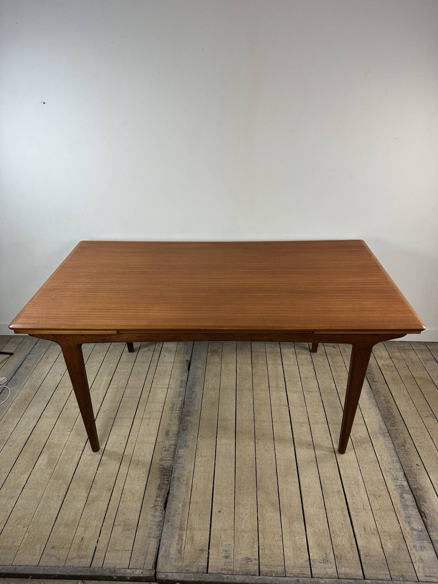 Vintage Scandinavian teak dining table 1970s – 2 integrated extensions