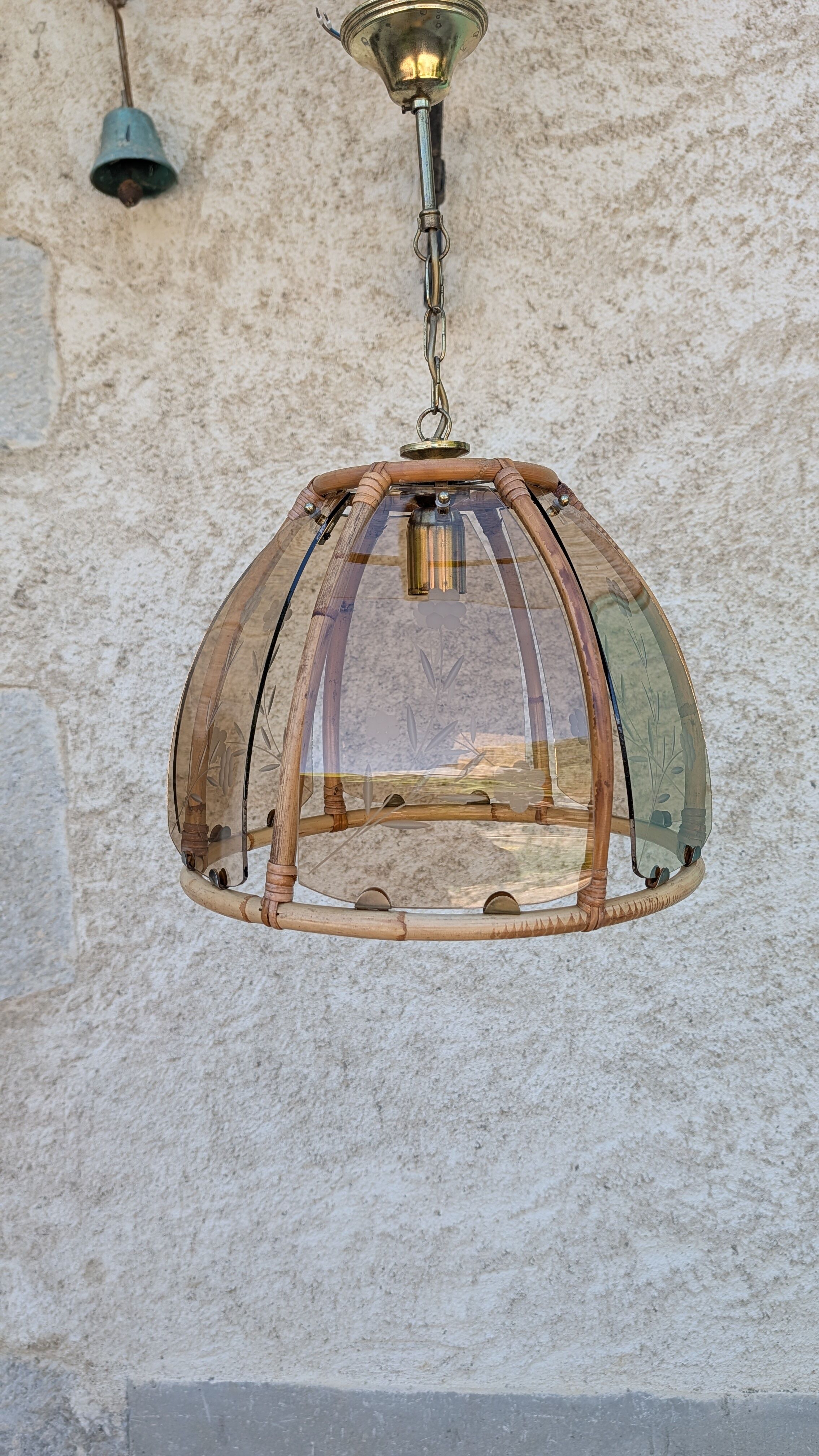 Suspension vintage rotin et verre fumé gravé – années 70