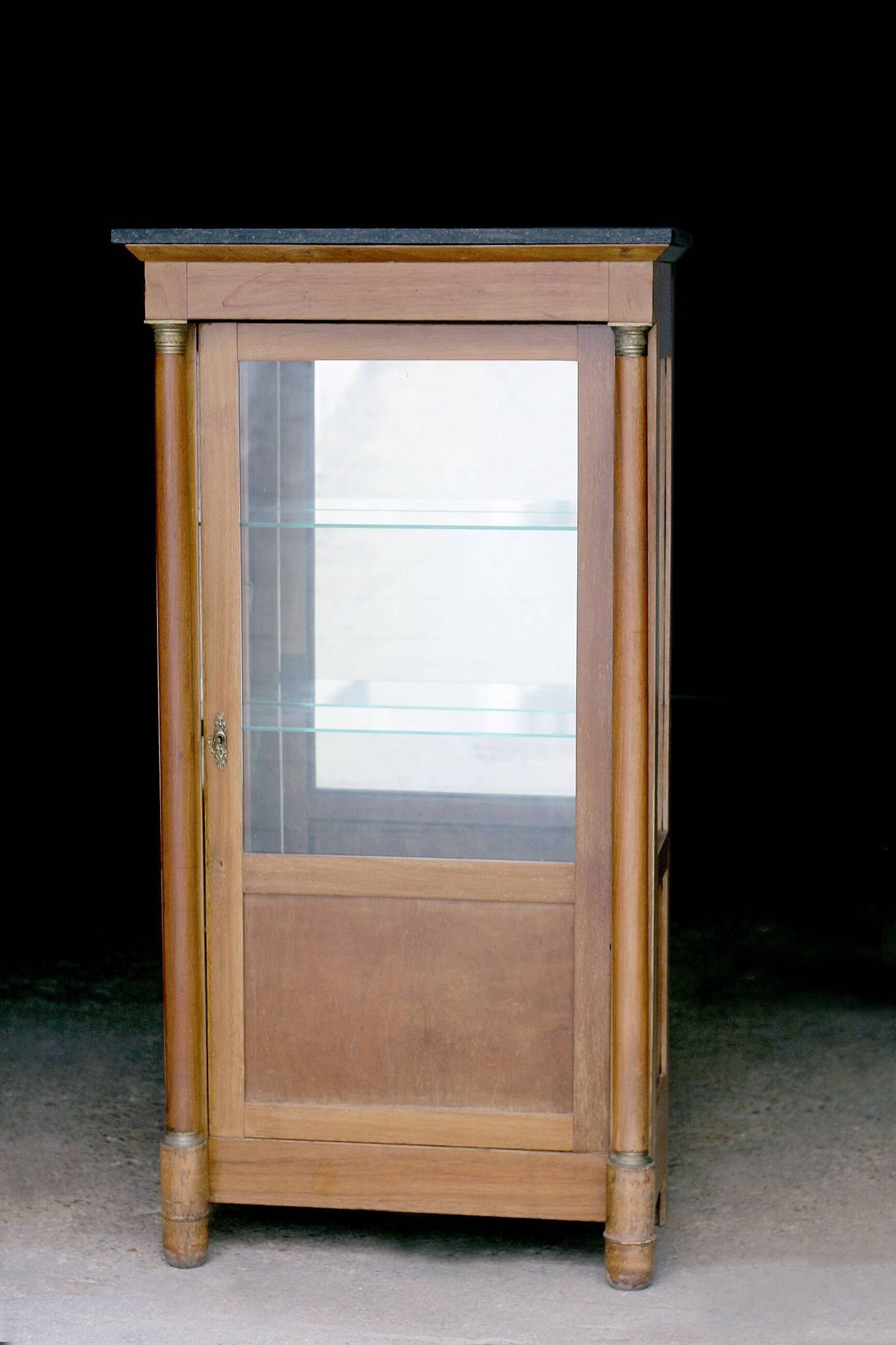 Empire display cabinet in mahogany (late 19th century). In beautiful condition.