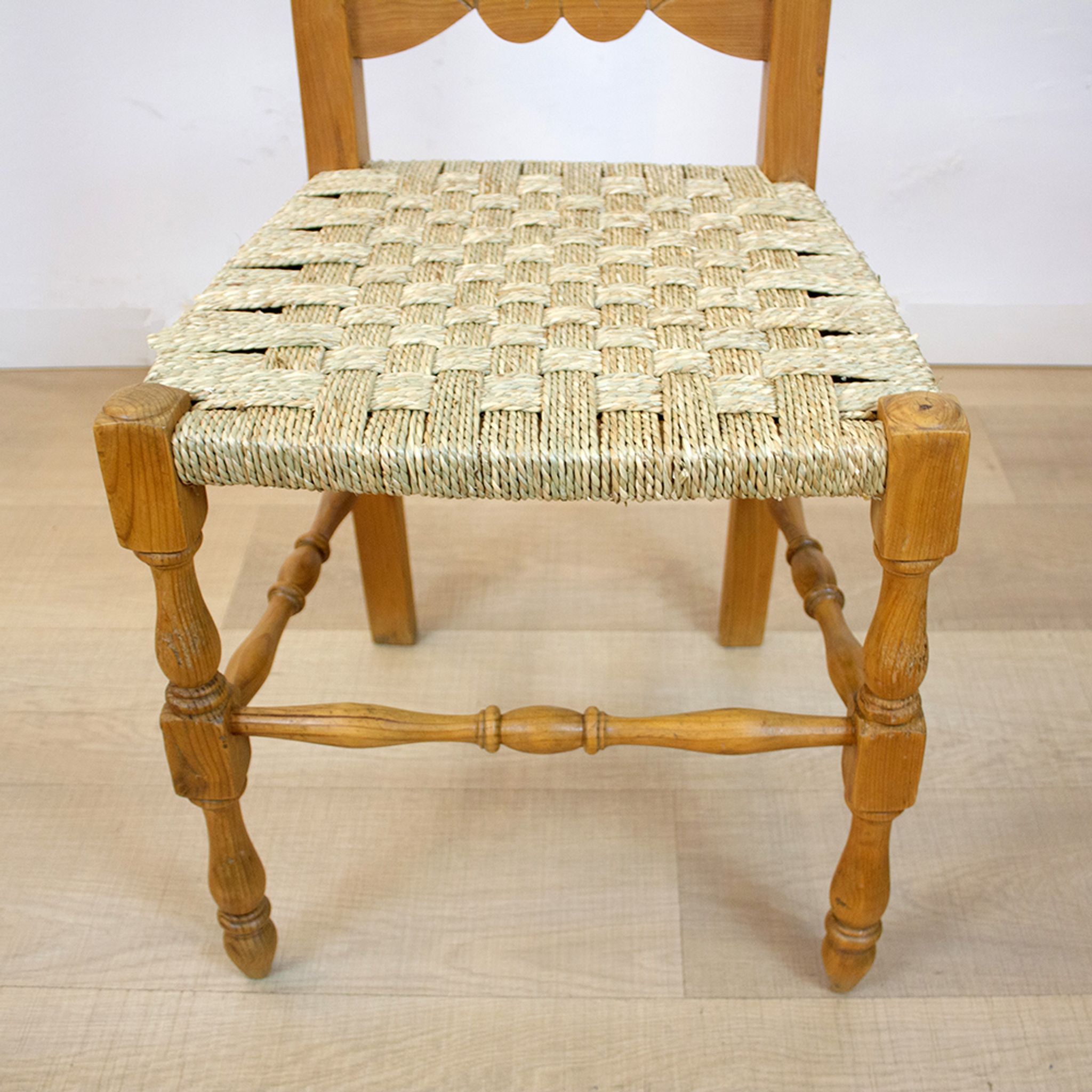 Chaise rustique avec siège tissé Espagne années 1950