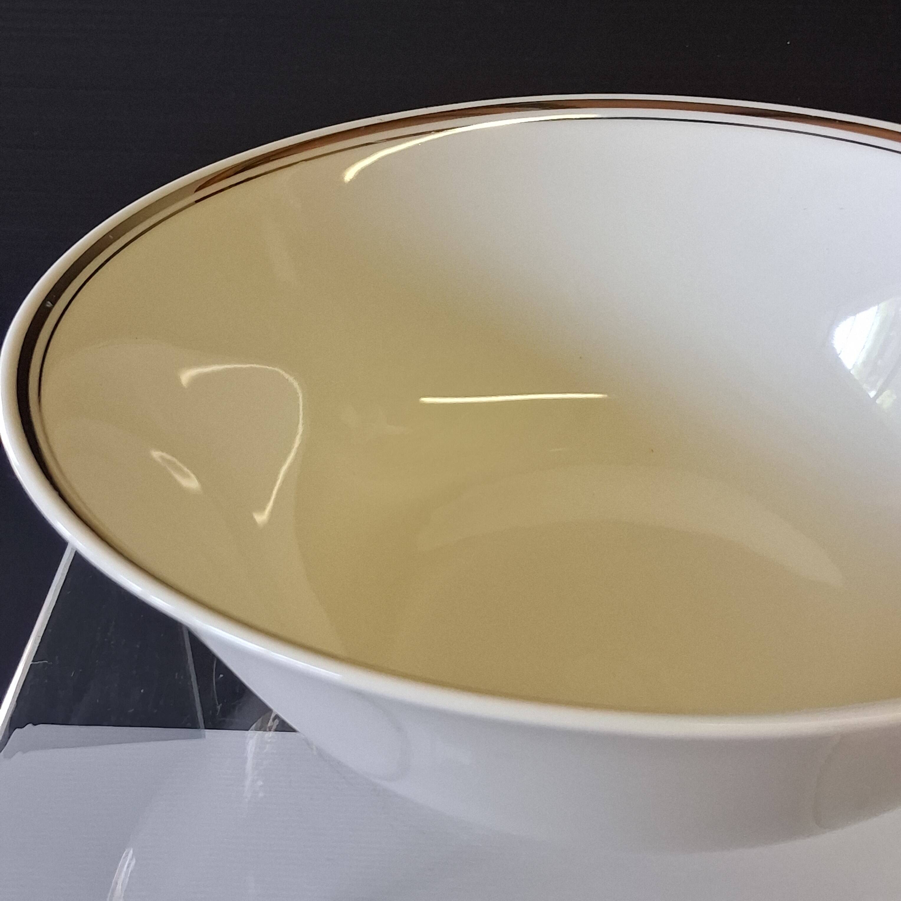 Very nice porcelain salad bowl in excellent condition.