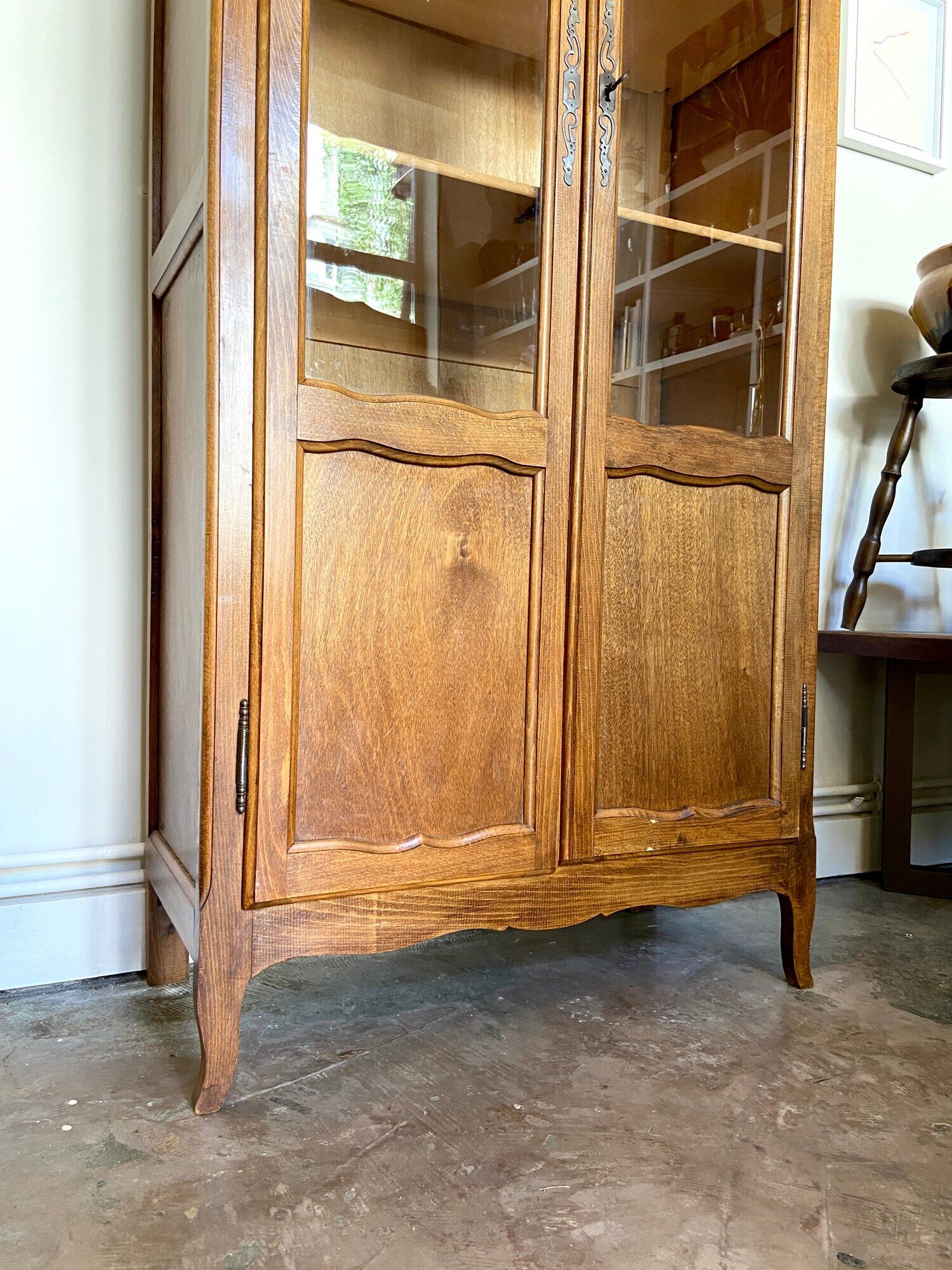 Cupboard, showcase 2 doors in dark wood