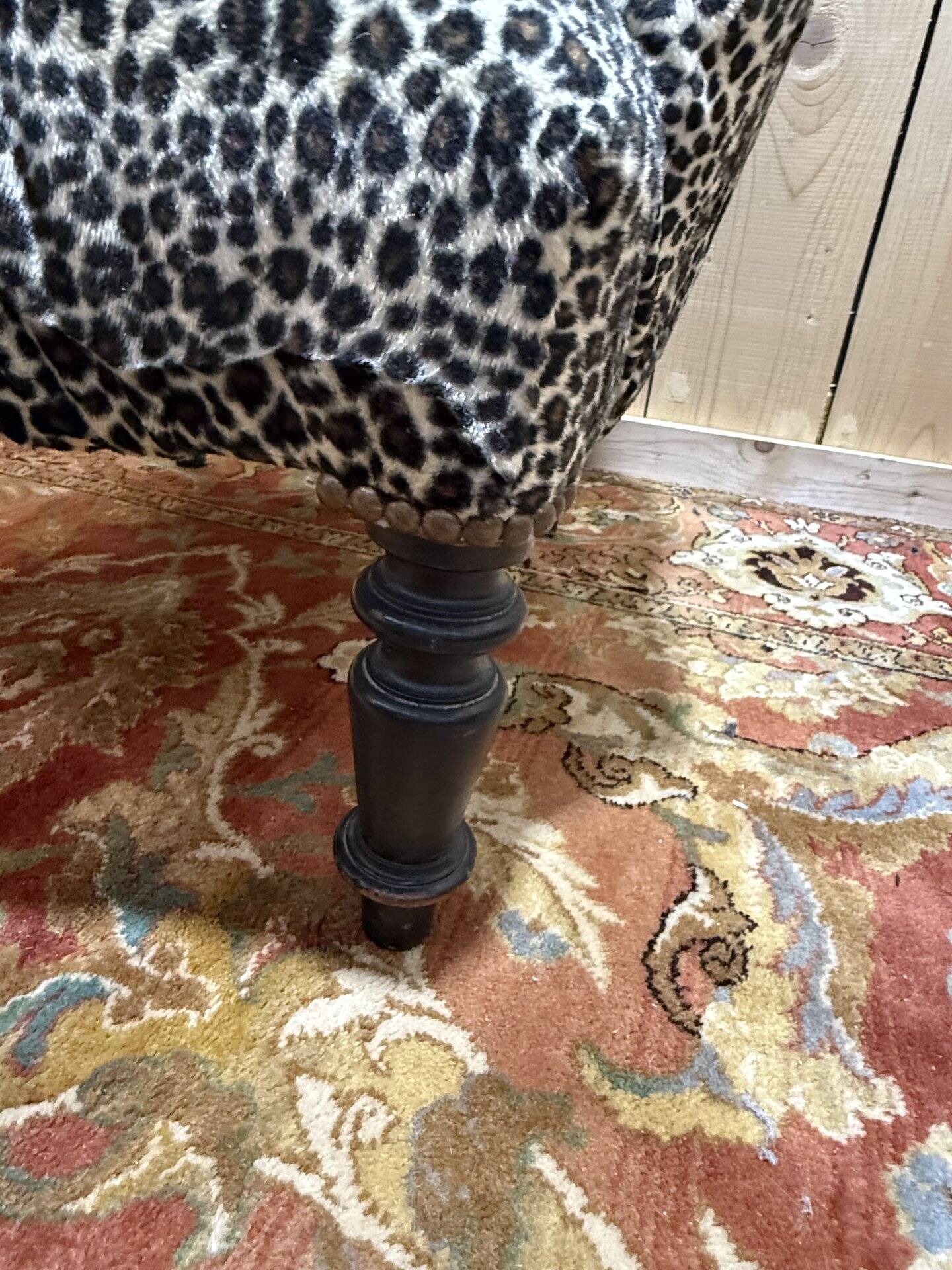 Fauteuil crapaud Napoléon III en velours léopard